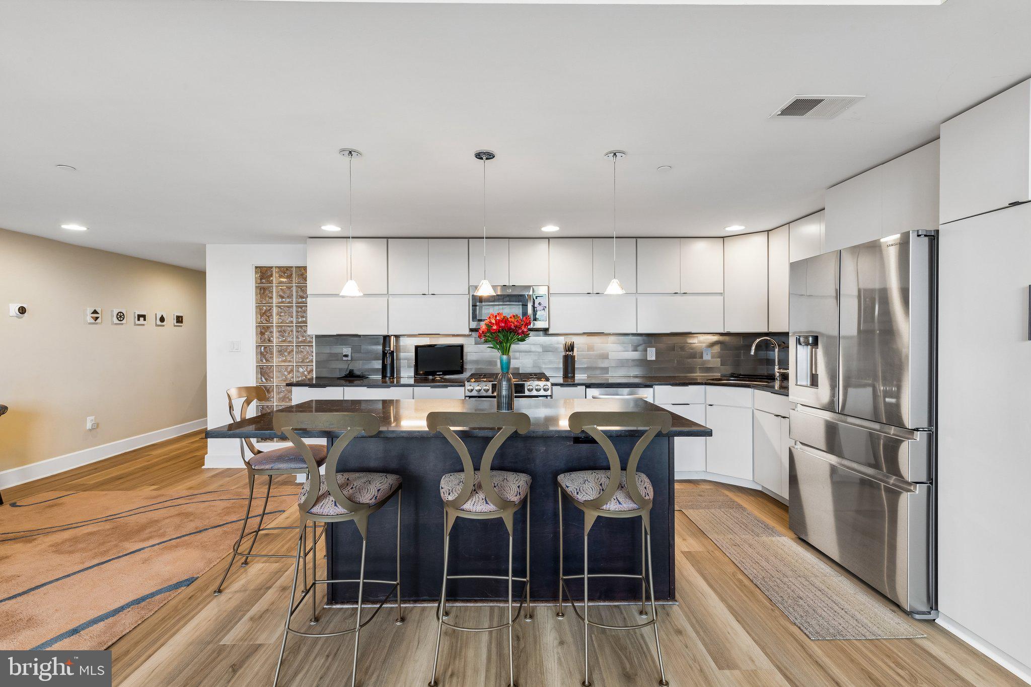 LOGAN SQUARE - Residential