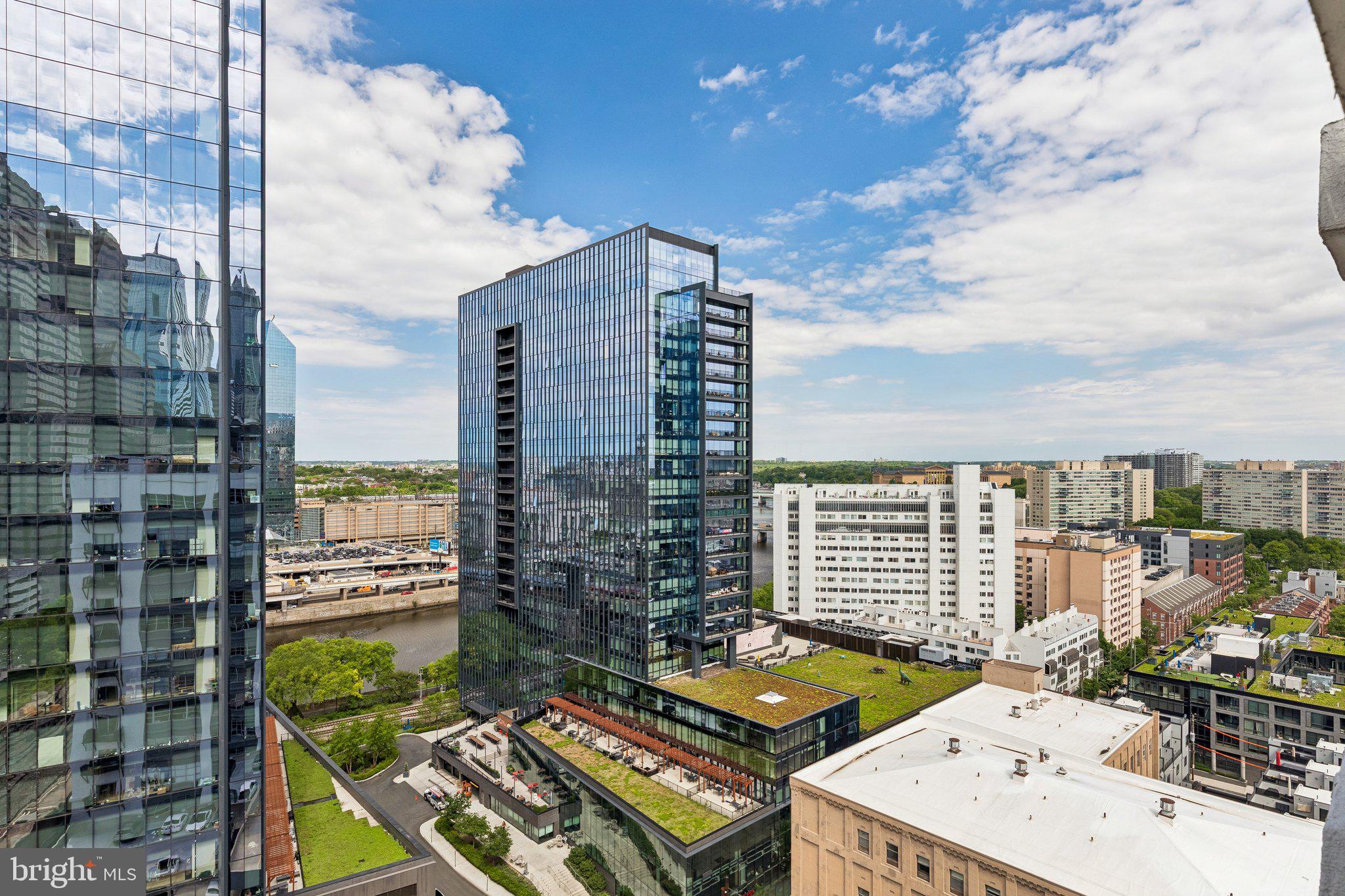 LOGAN SQUARE - Residential