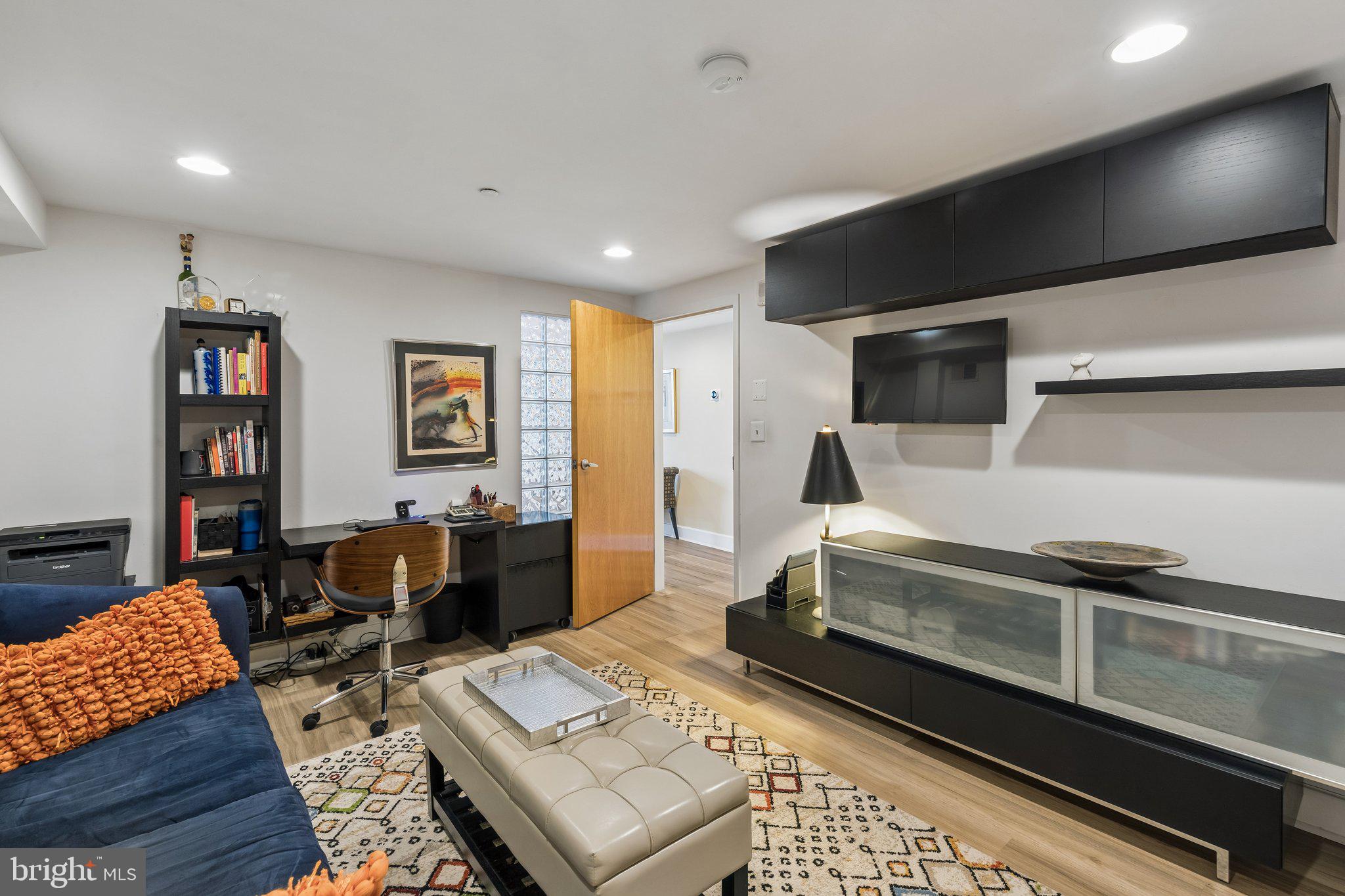 LOGAN SQUARE - Residential