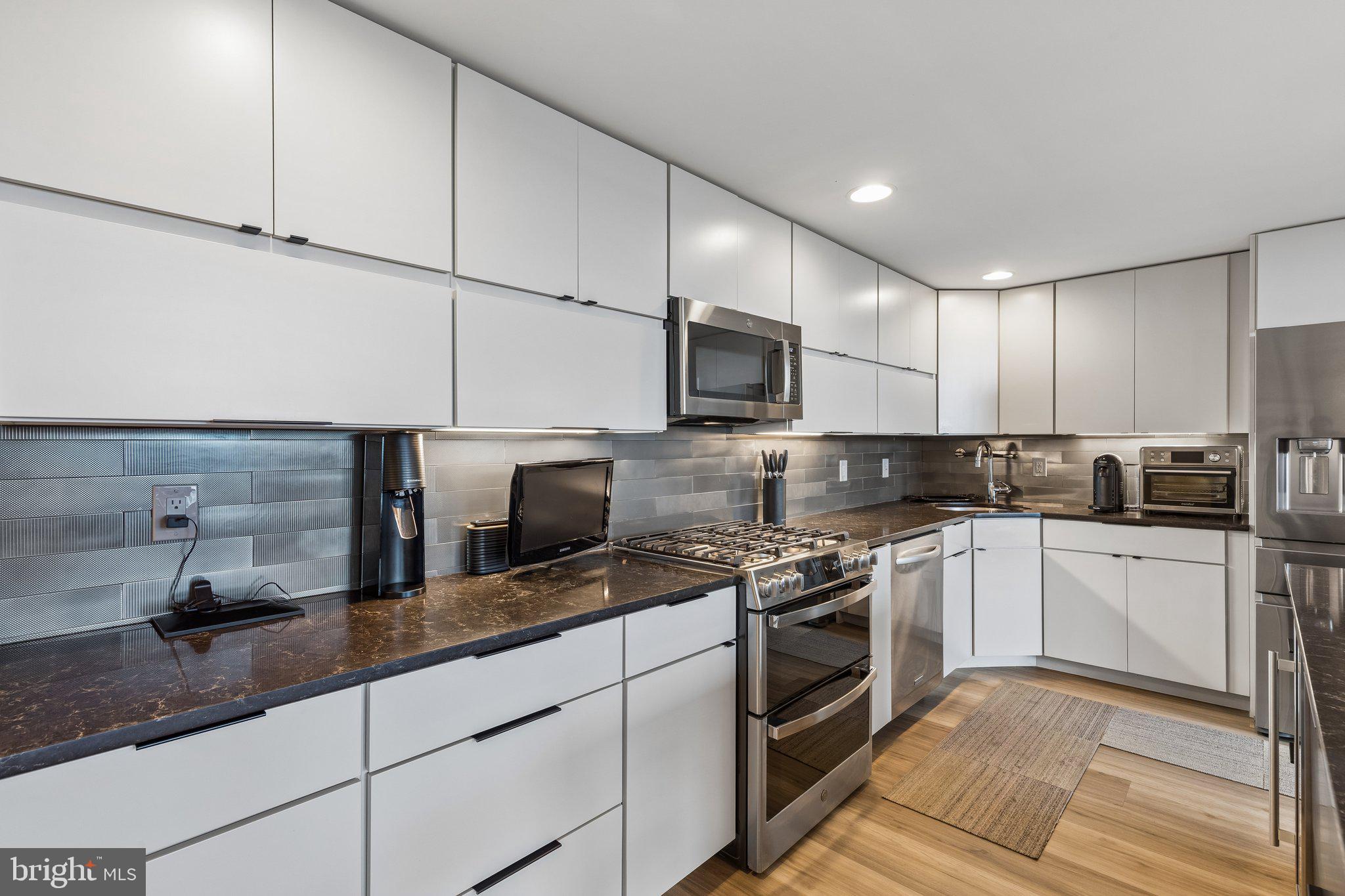 LOGAN SQUARE - Residential