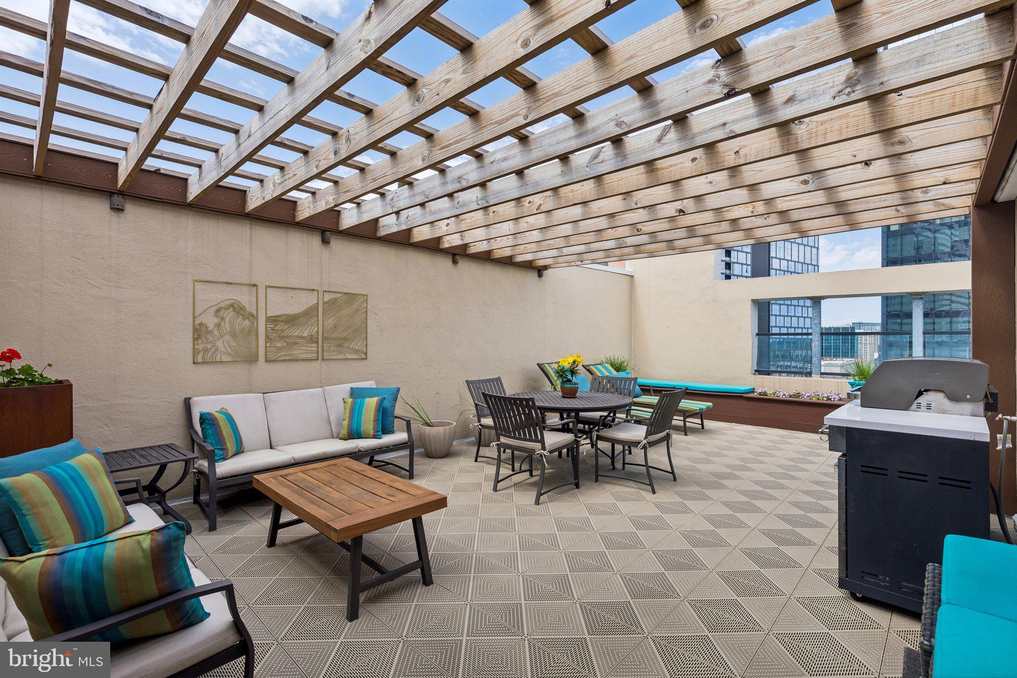 LOGAN SQUARE - Residential