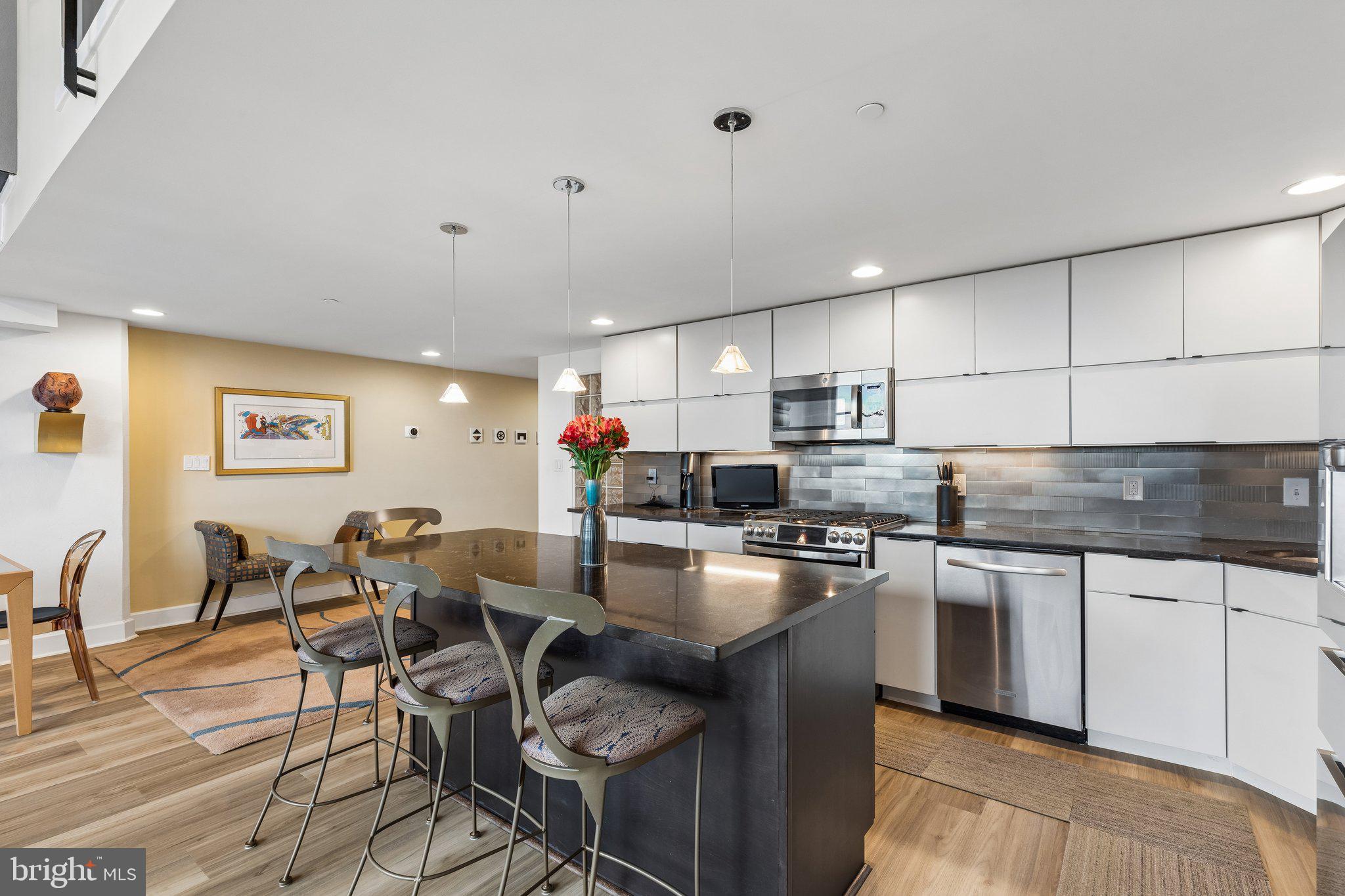 LOGAN SQUARE - Residential