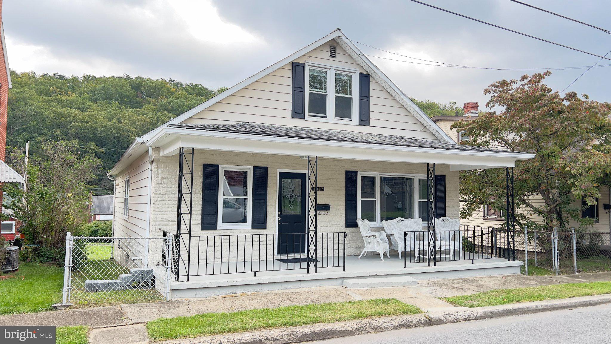 1037 MYRTLE STREET
