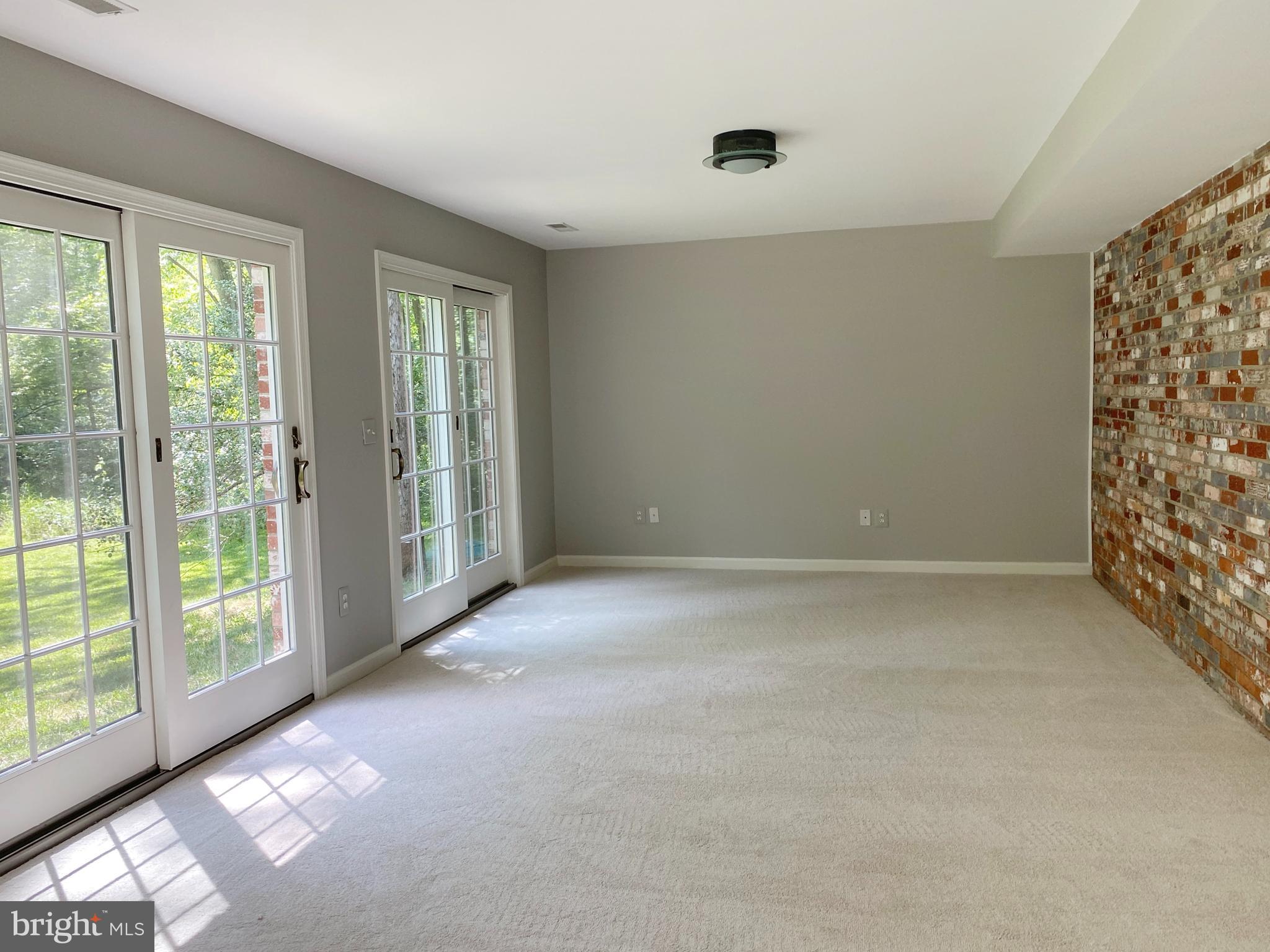 HOLLY KNOLL - Residential