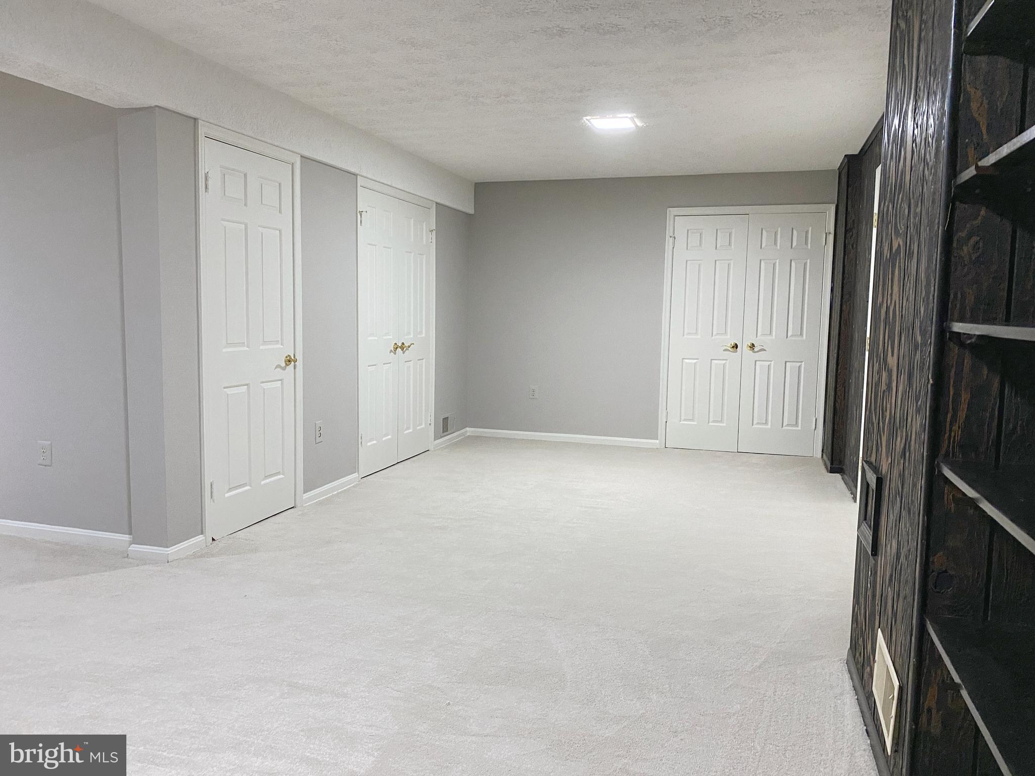 HOLLY KNOLL - Residential