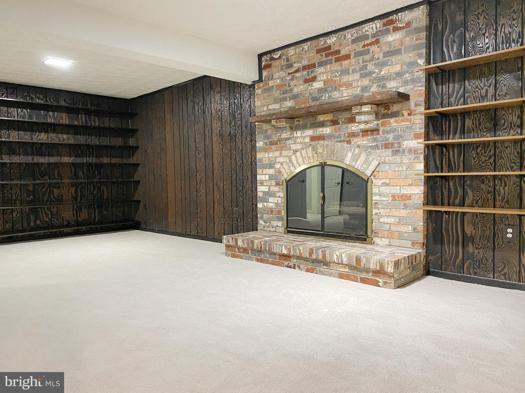 HOLLY KNOLL - Residential