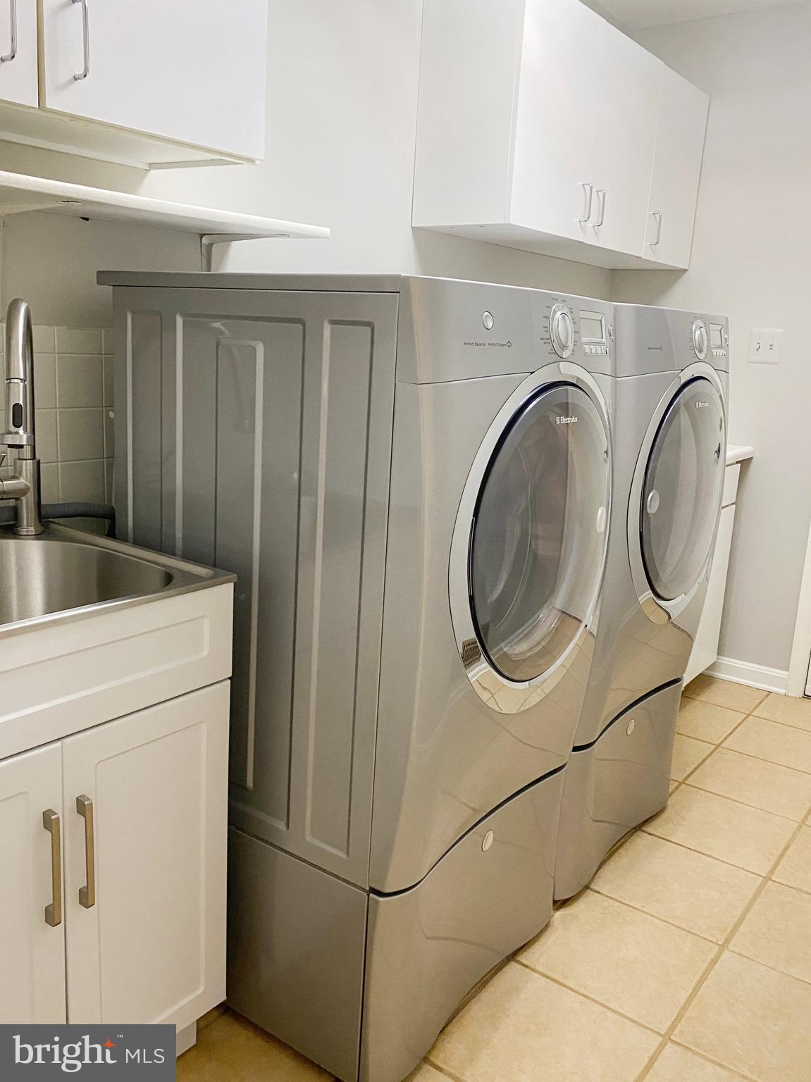 HOLLY KNOLL - Residential