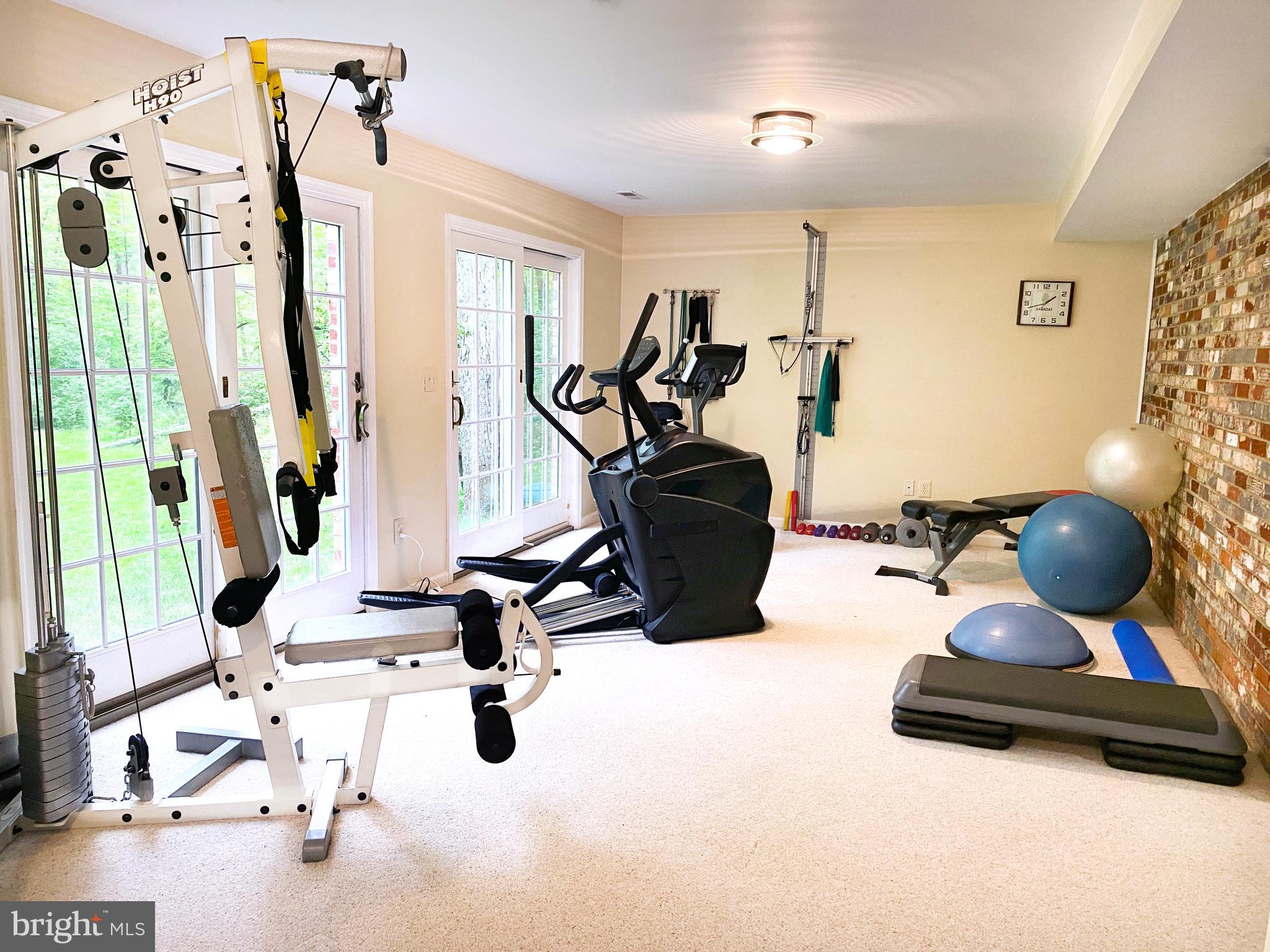 HOLLY KNOLL - Residential