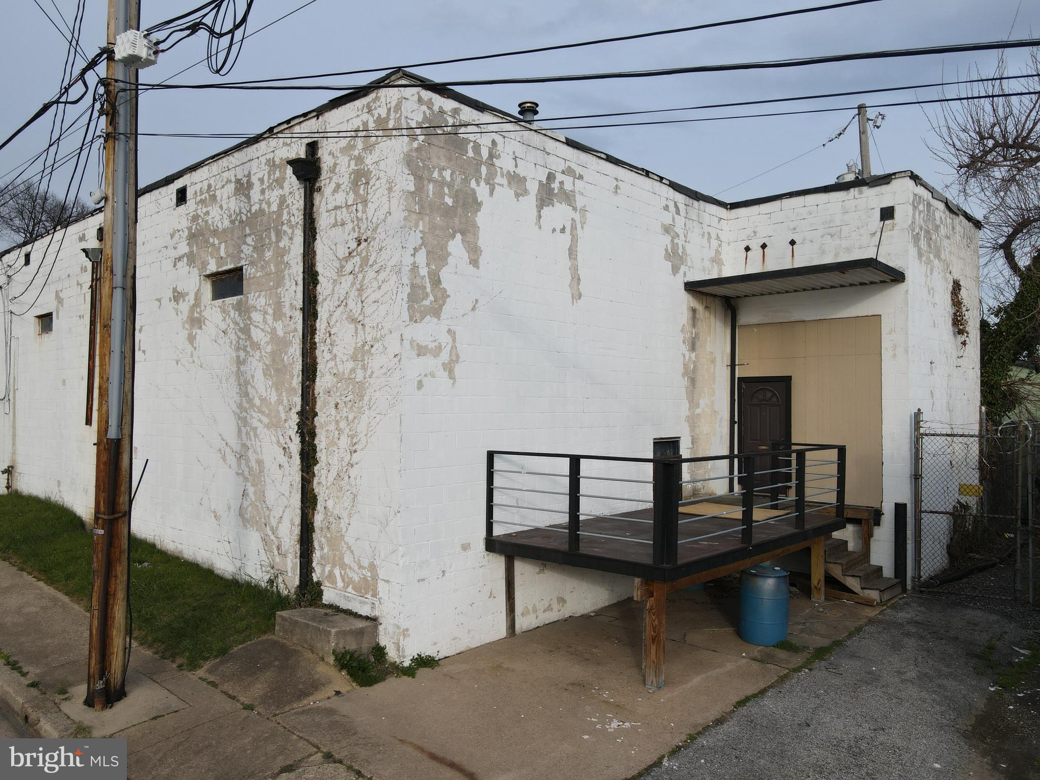 Main image without alt text