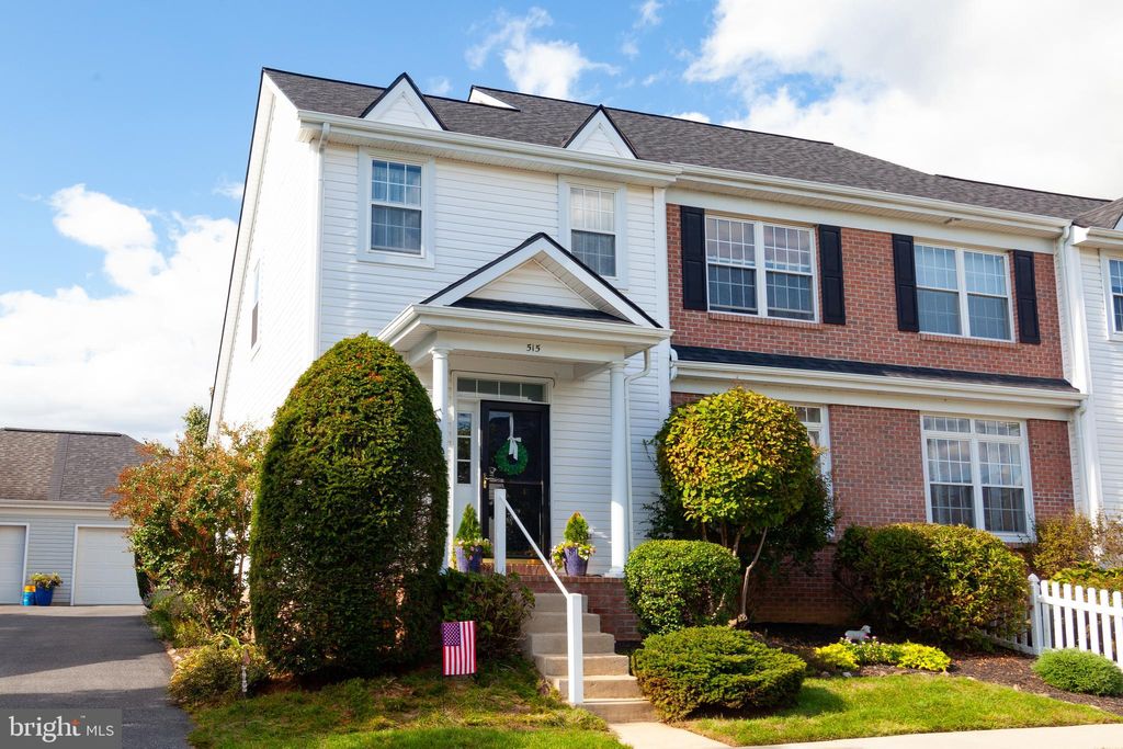 Photo of 515 PROVIDENCE CT, LITITZ, PA 17543 (MLS # PALA2041134)