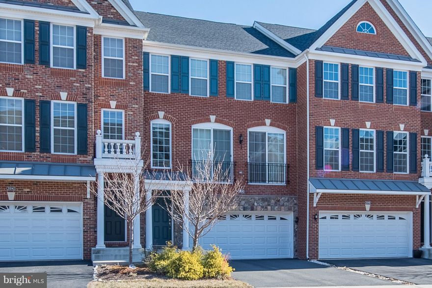Gorgeous home in Ashburn! Tons of natural light throughout! Home boasts gleaming hardwood floors, granite countertops, ktch island, brkfst room, separate dining room, & that's just the main level! Sprawling MST BD w/ huge sitting area, 2 walk-n closets, & massive MST BA! 2 Car Garage! Don't miss out on your chance 2 live in Ashburn! Perfect for commuters & the community boasts tons of amenities!