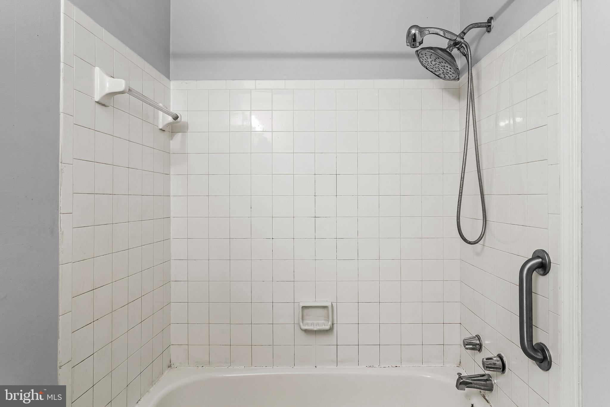 LAUREL LAKES - Residential Lease