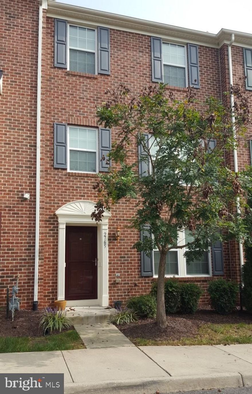 Nice, roomy townhouse, located close to shopping, restaurants and popular North side.