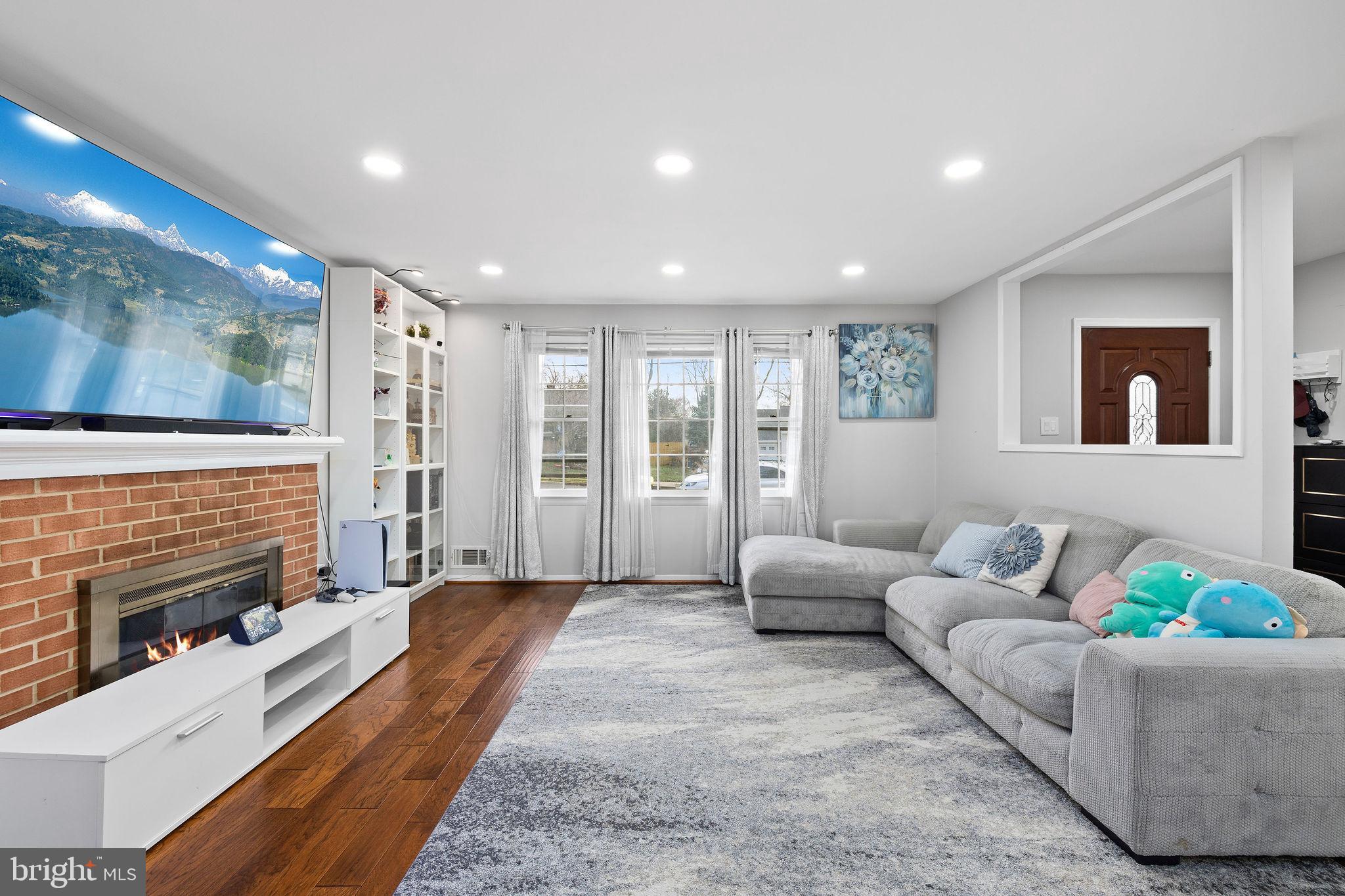 COUNTRY CLUB MANOR - Residential