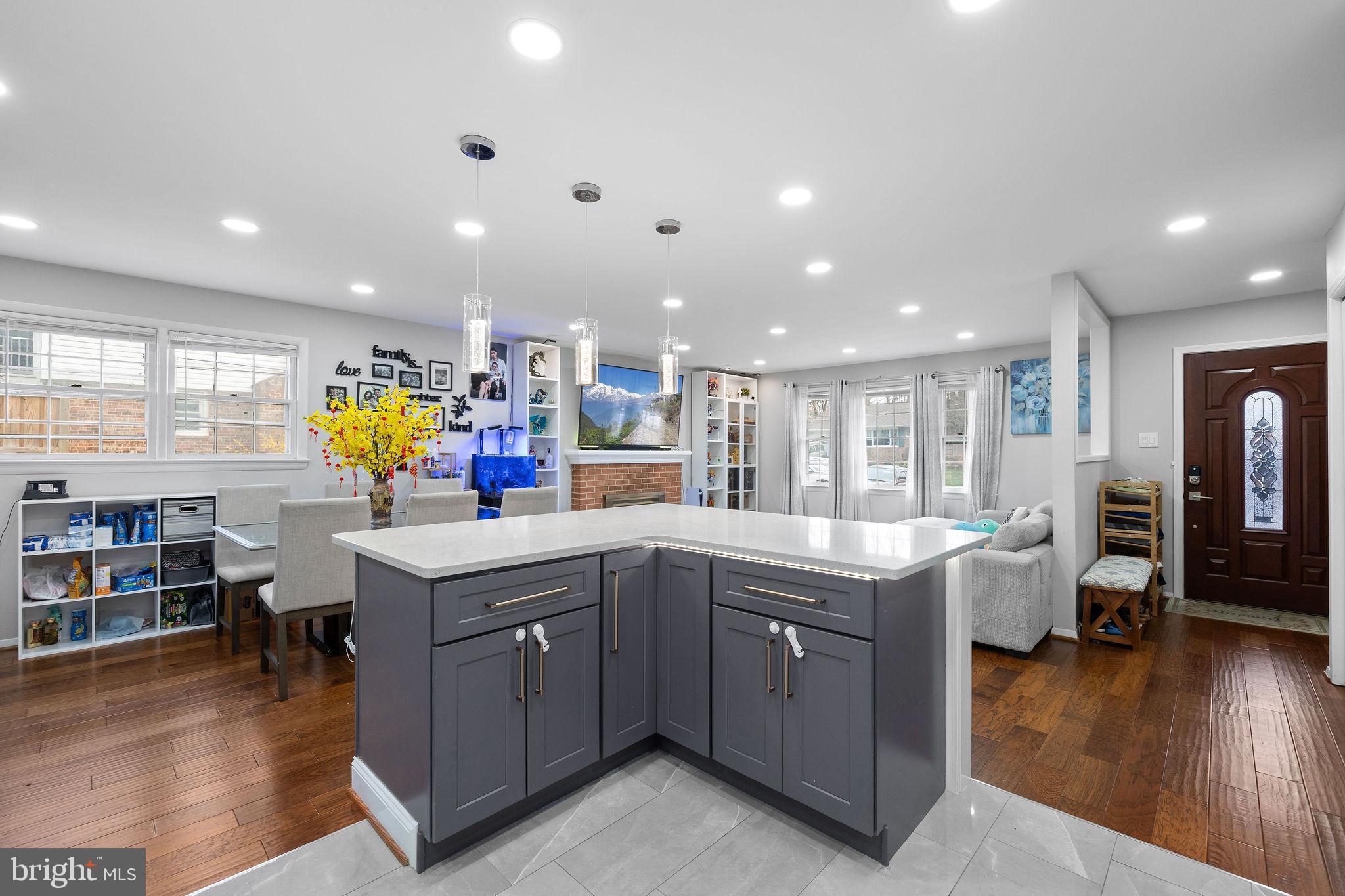 COUNTRY CLUB MANOR - Residential