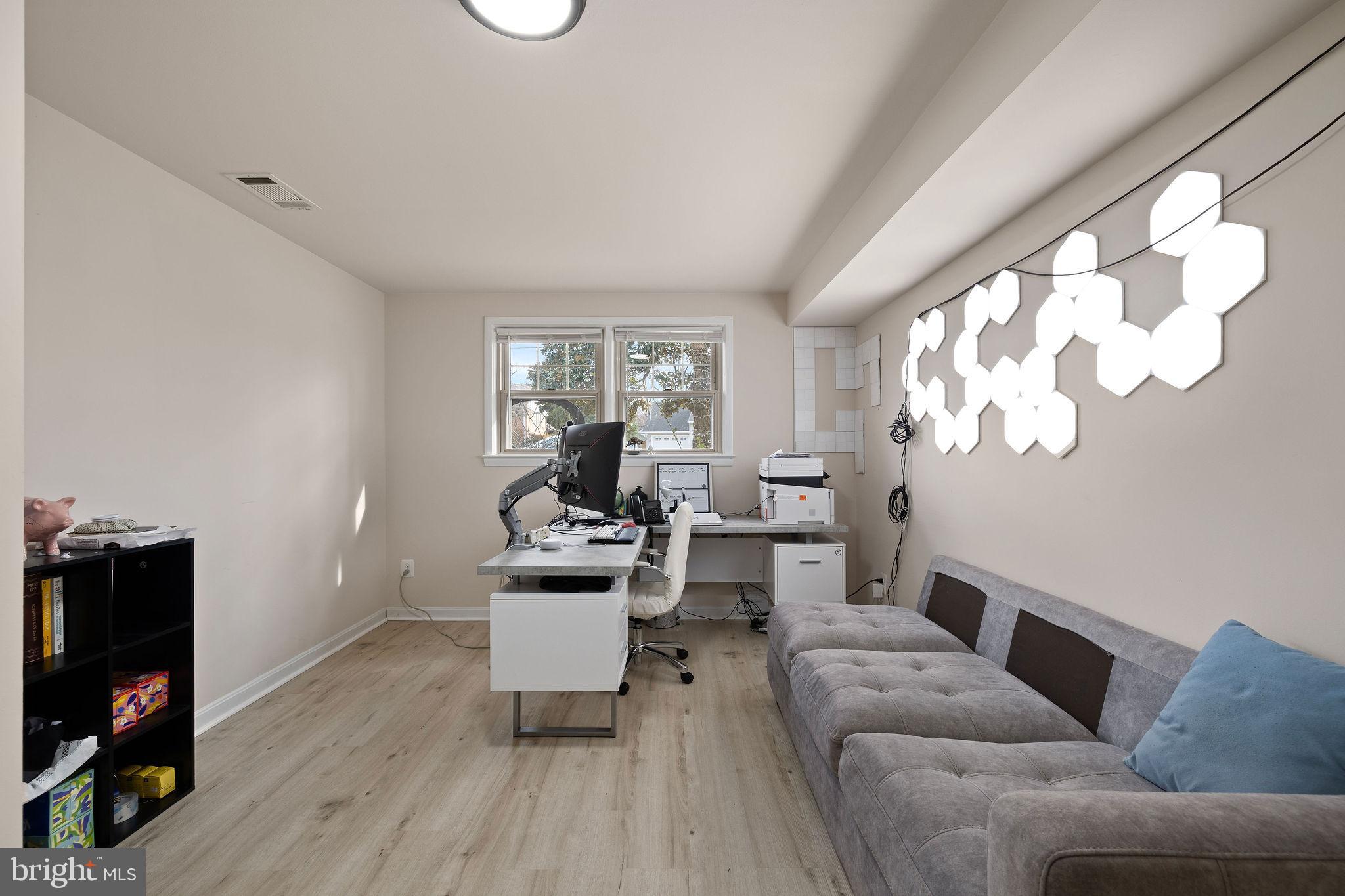 COUNTRY CLUB MANOR - Residential