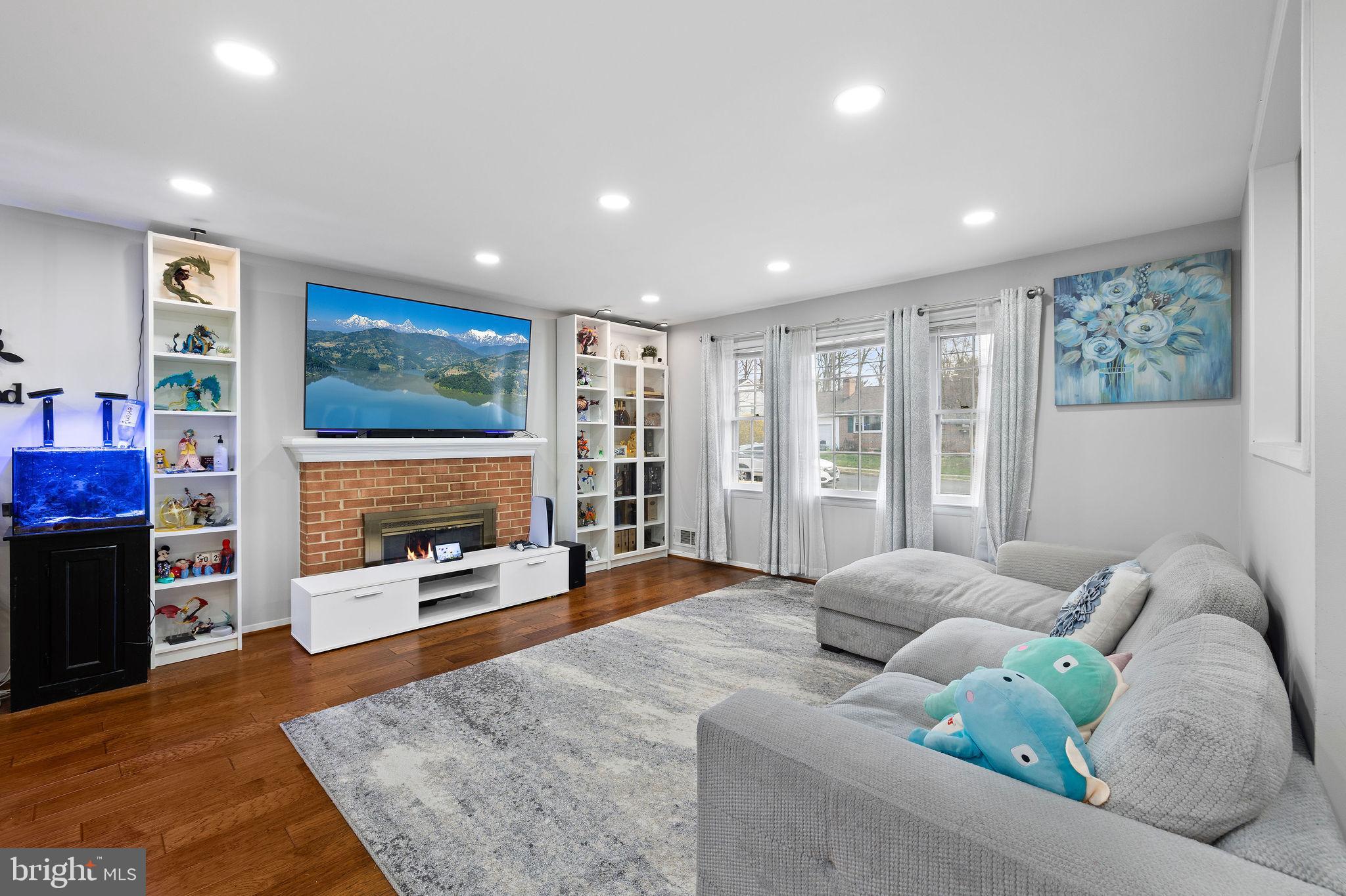 COUNTRY CLUB MANOR - Residential