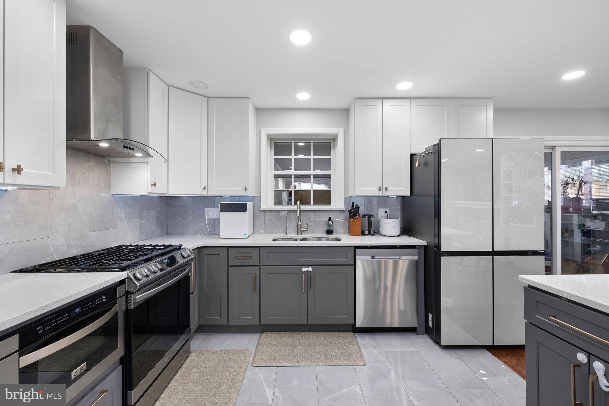 COUNTRY CLUB MANOR - Residential