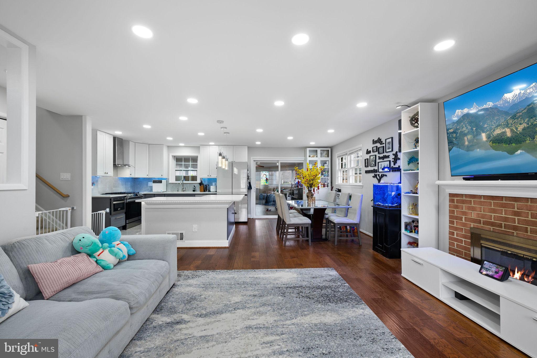 COUNTRY CLUB MANOR - Residential