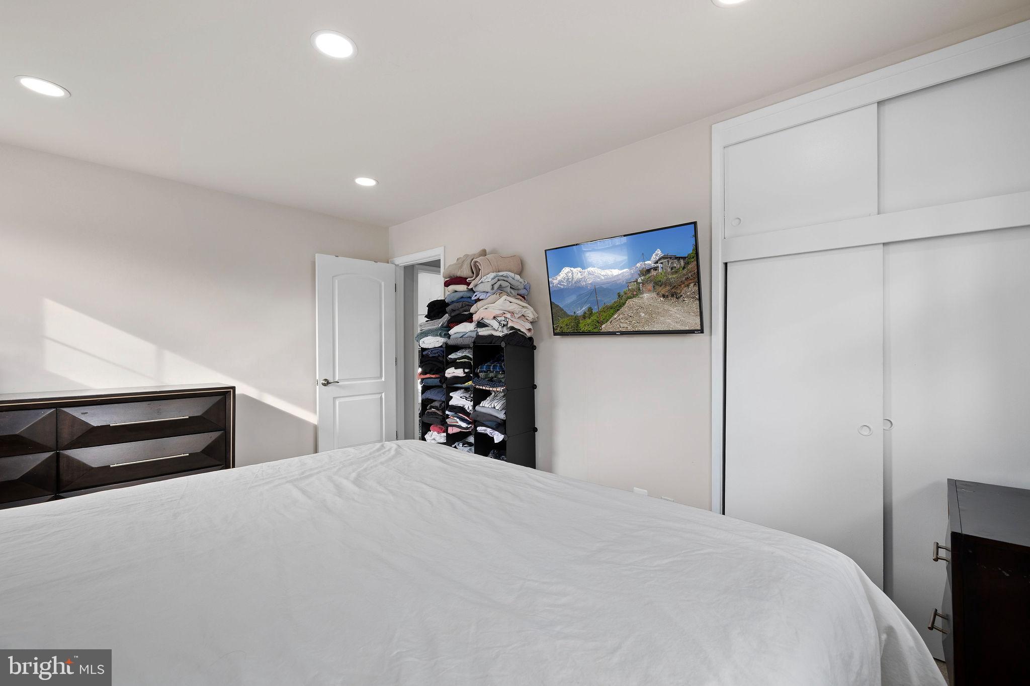 COUNTRY CLUB MANOR - Residential