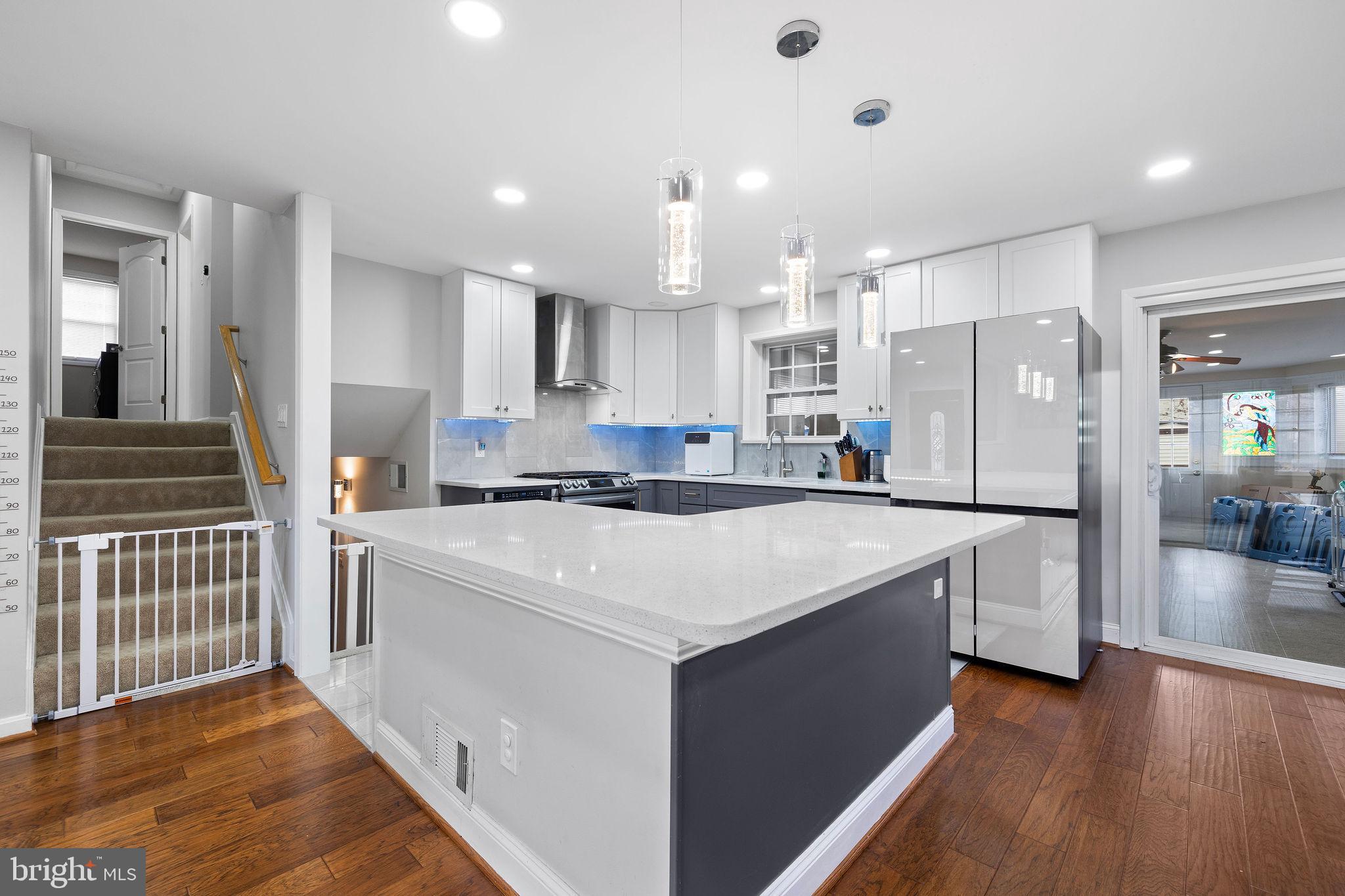 COUNTRY CLUB MANOR - Residential