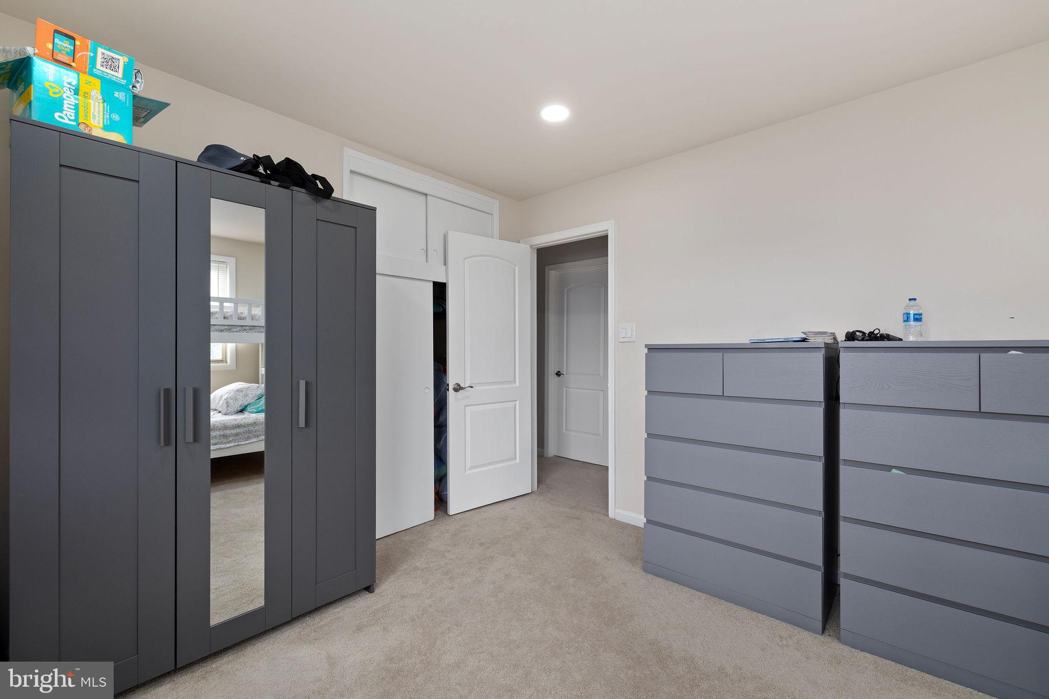 COUNTRY CLUB MANOR - Residential