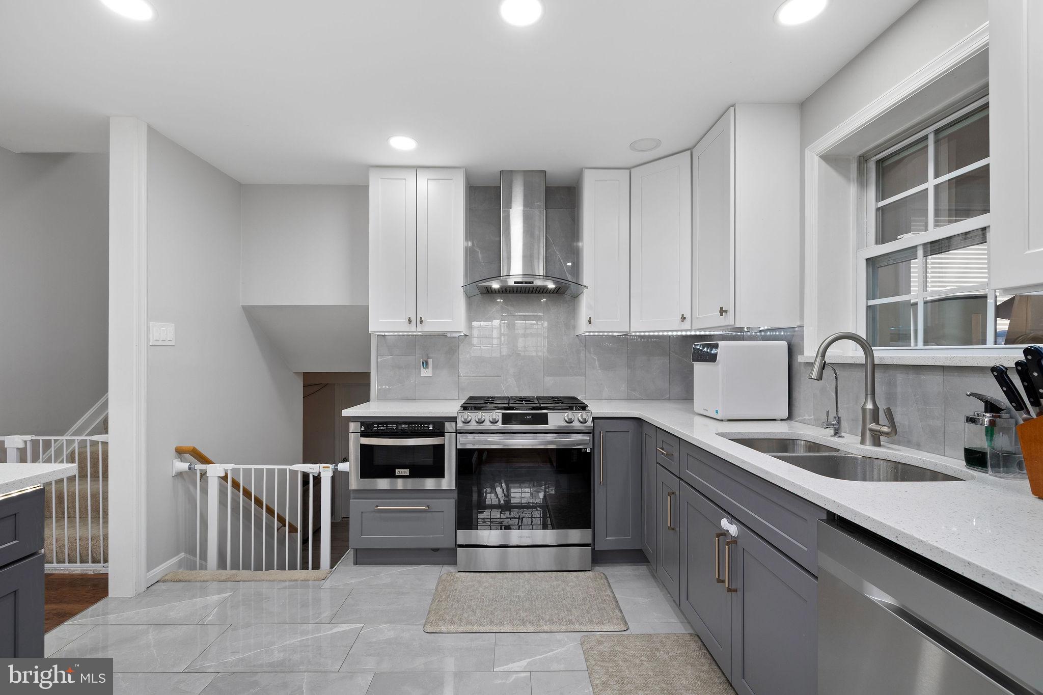 COUNTRY CLUB MANOR - Residential