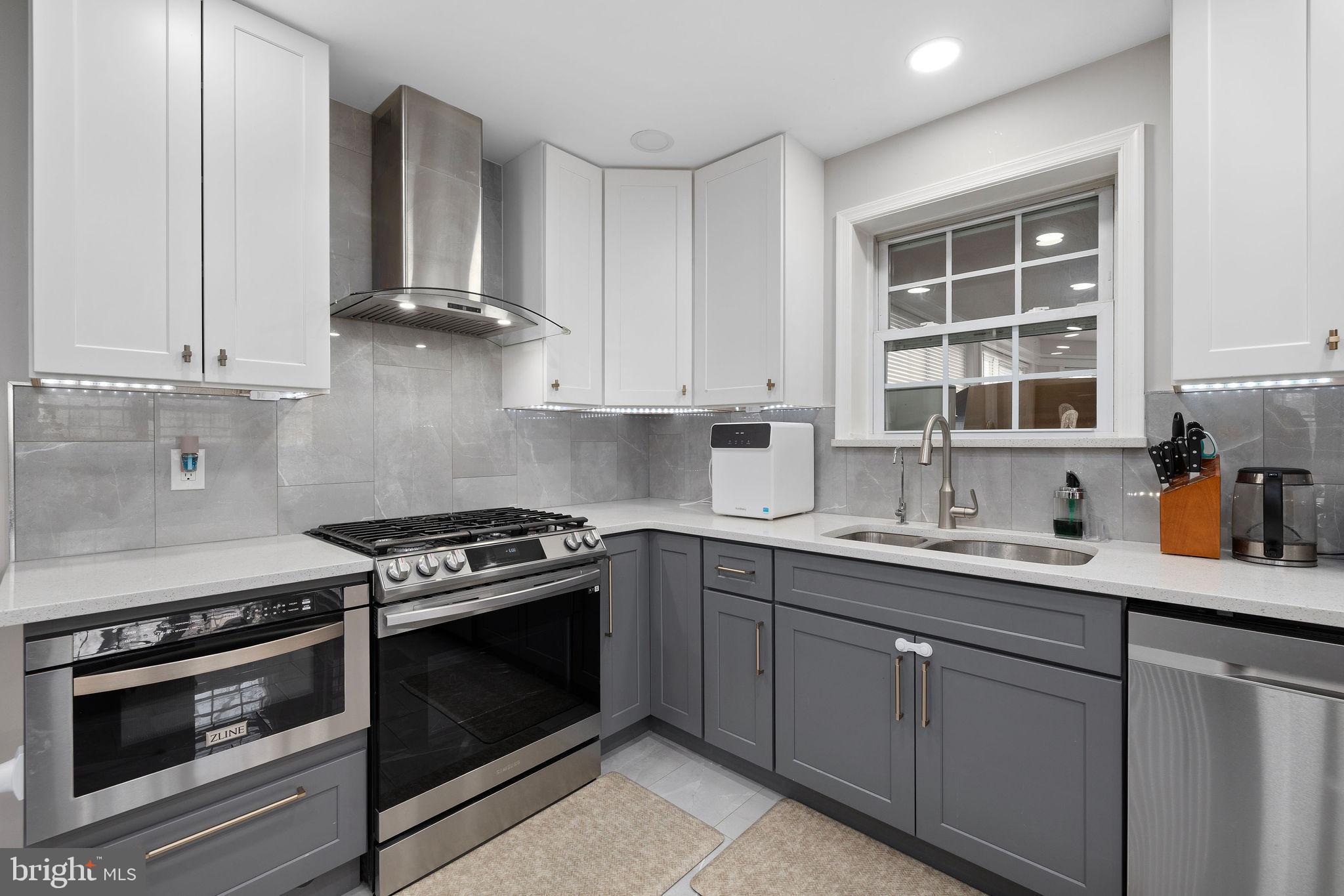 COUNTRY CLUB MANOR - Residential