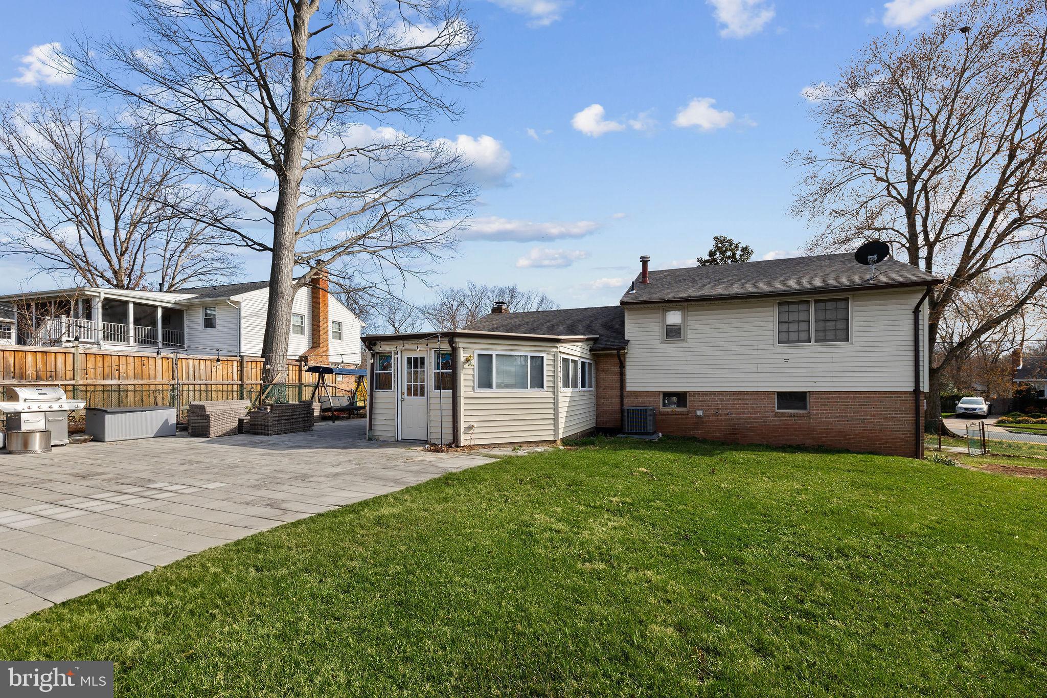 COUNTRY CLUB MANOR - Residential