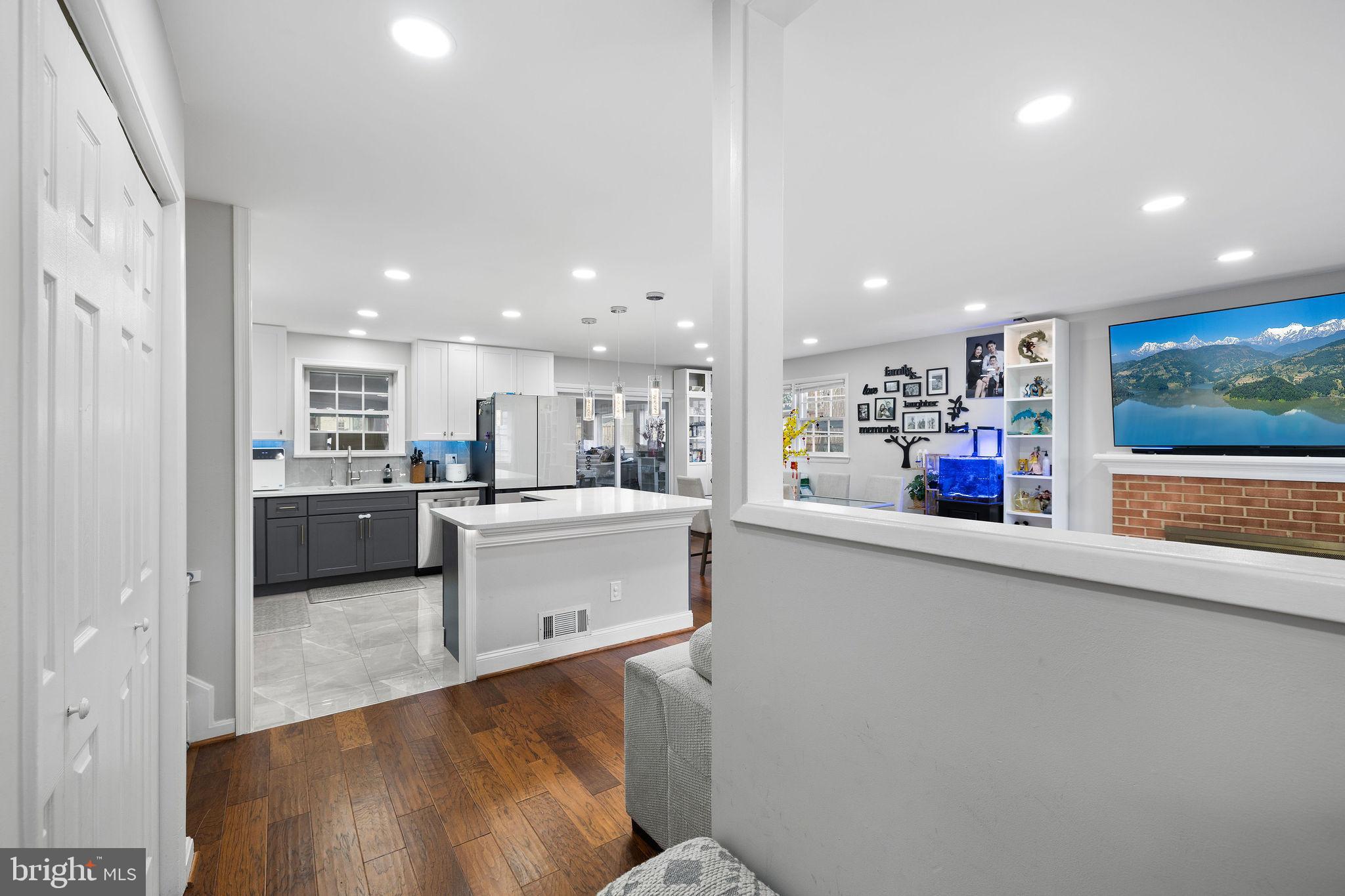 COUNTRY CLUB MANOR - Residential