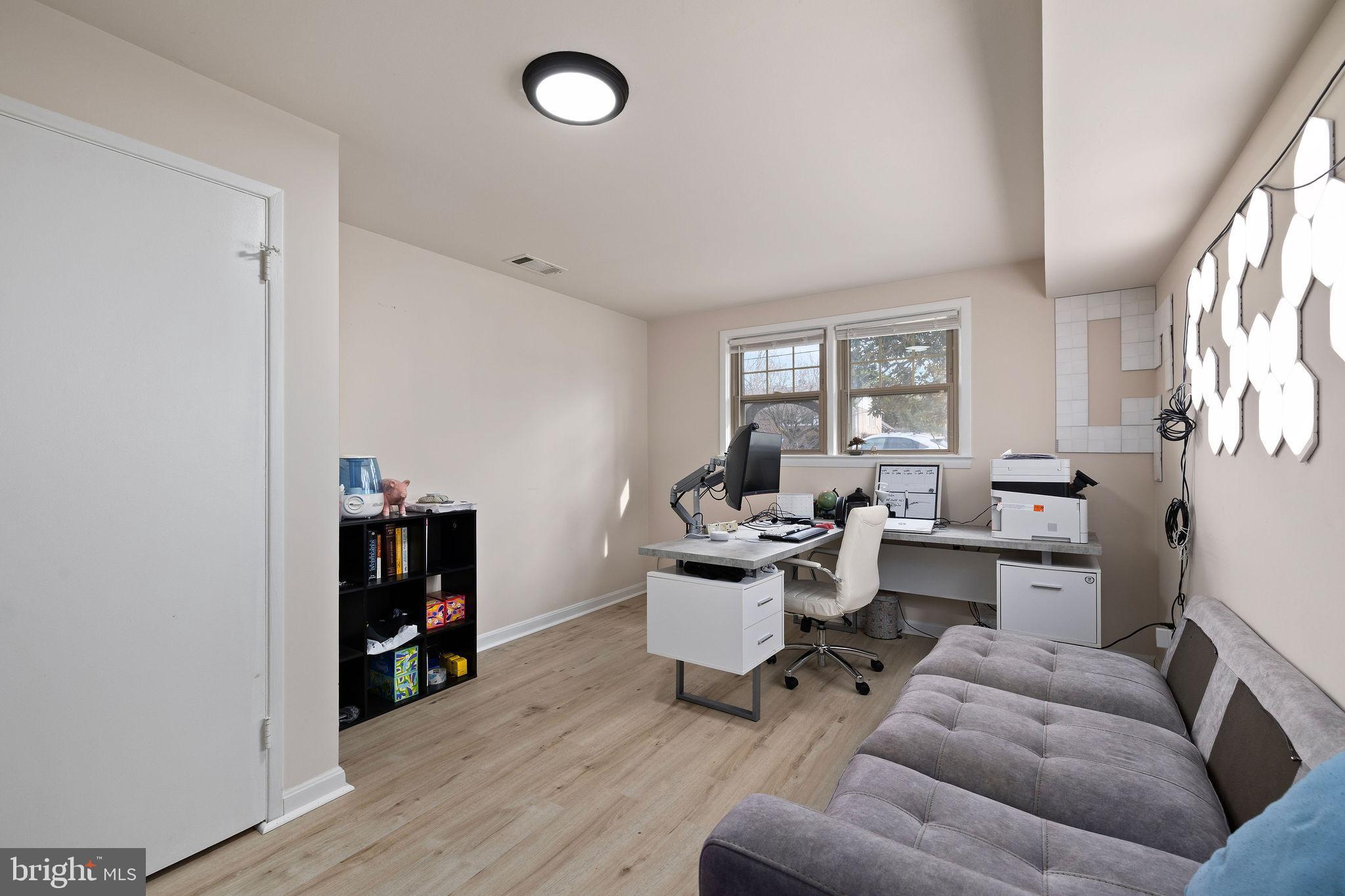 COUNTRY CLUB MANOR - Residential