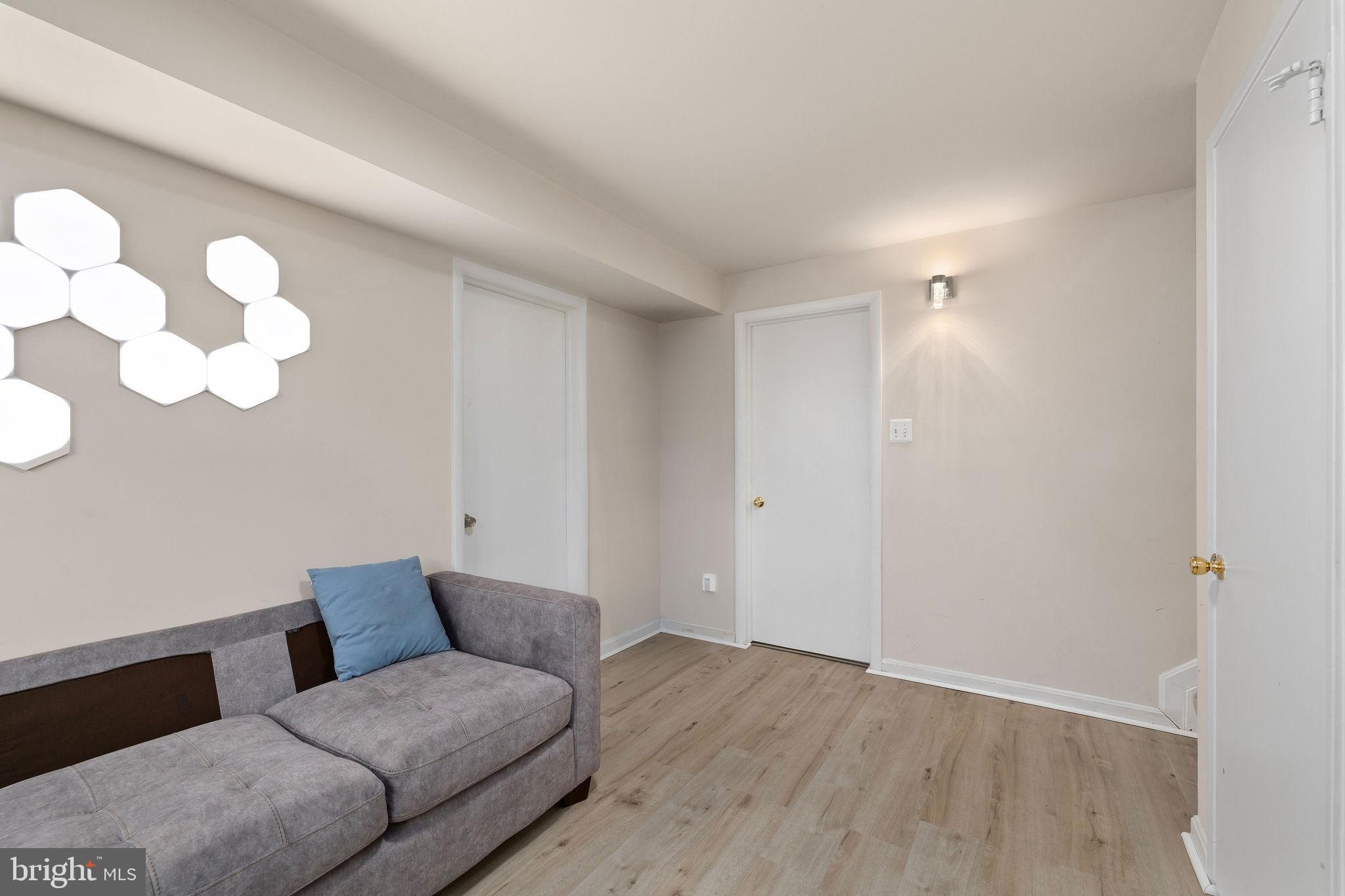 COUNTRY CLUB MANOR - Residential