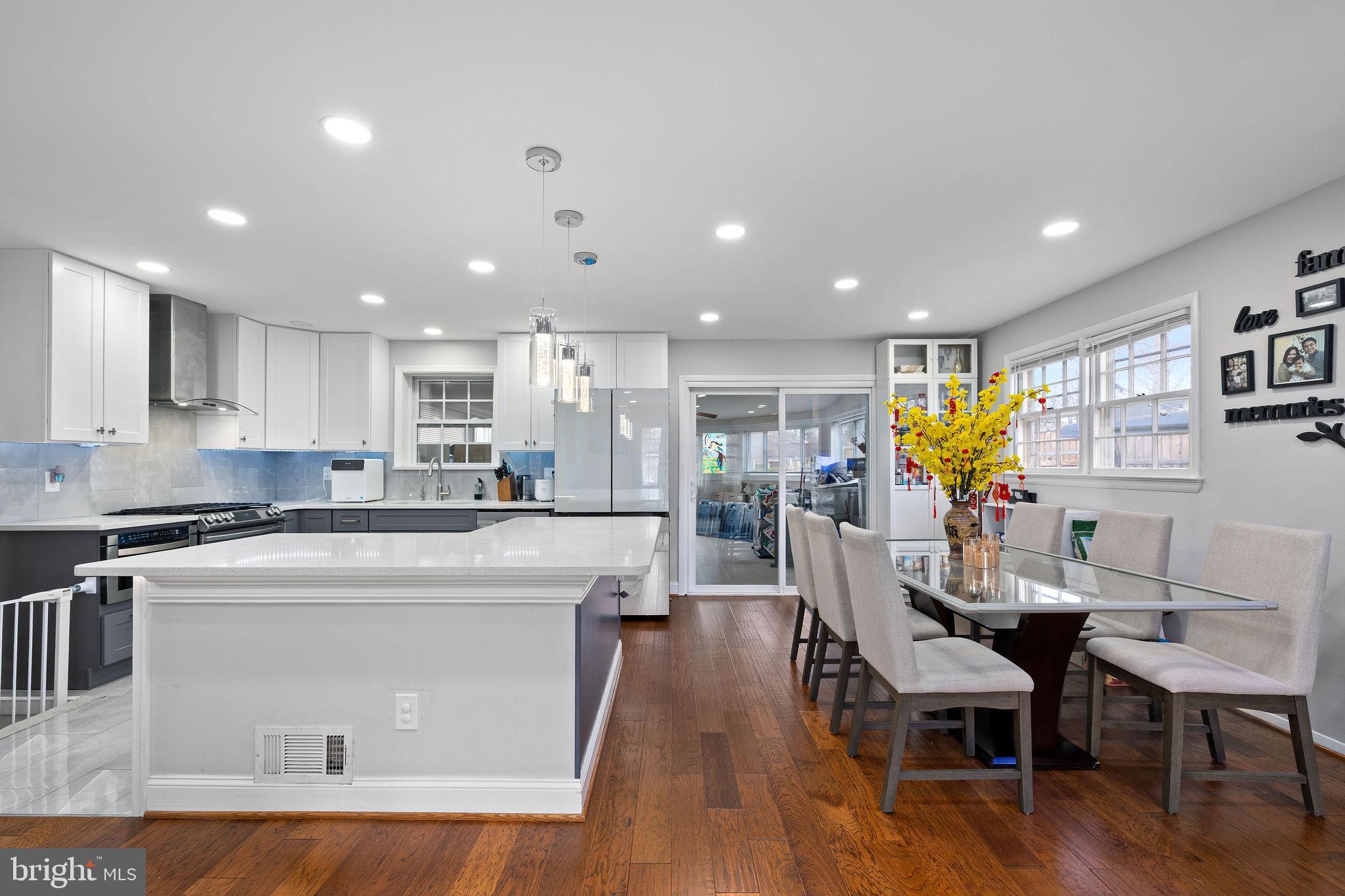 COUNTRY CLUB MANOR - Residential