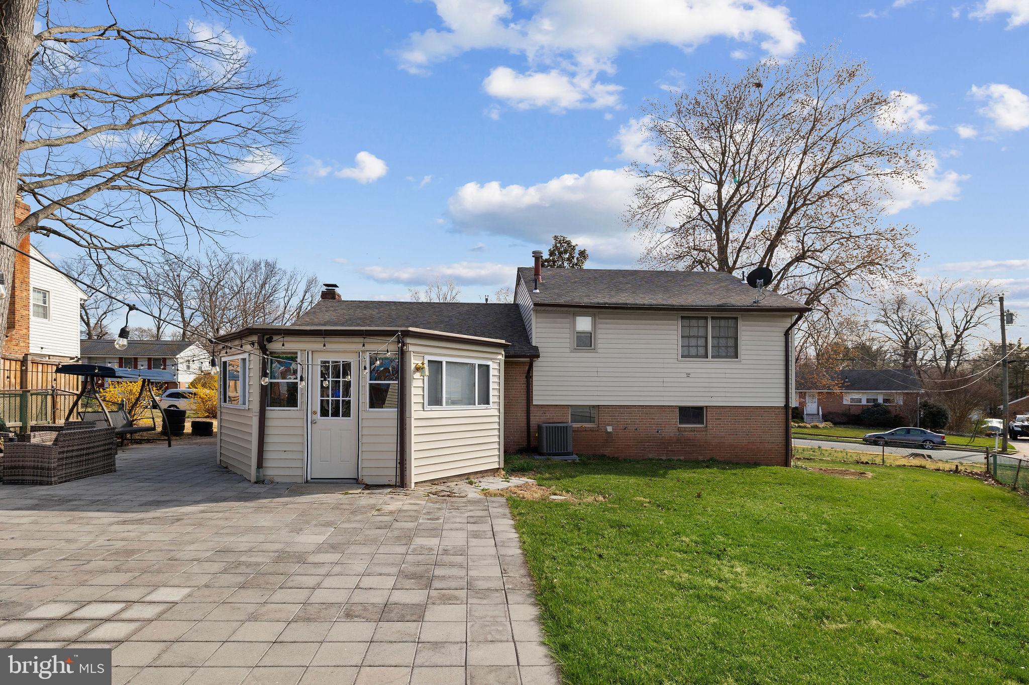 COUNTRY CLUB MANOR - Residential