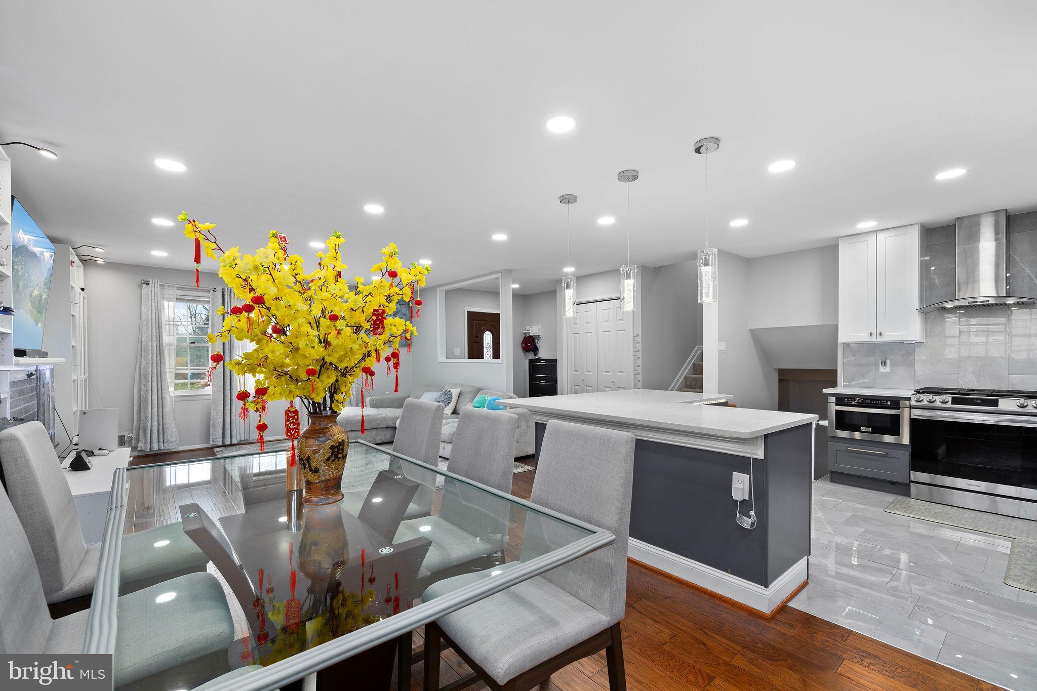 COUNTRY CLUB MANOR - Residential