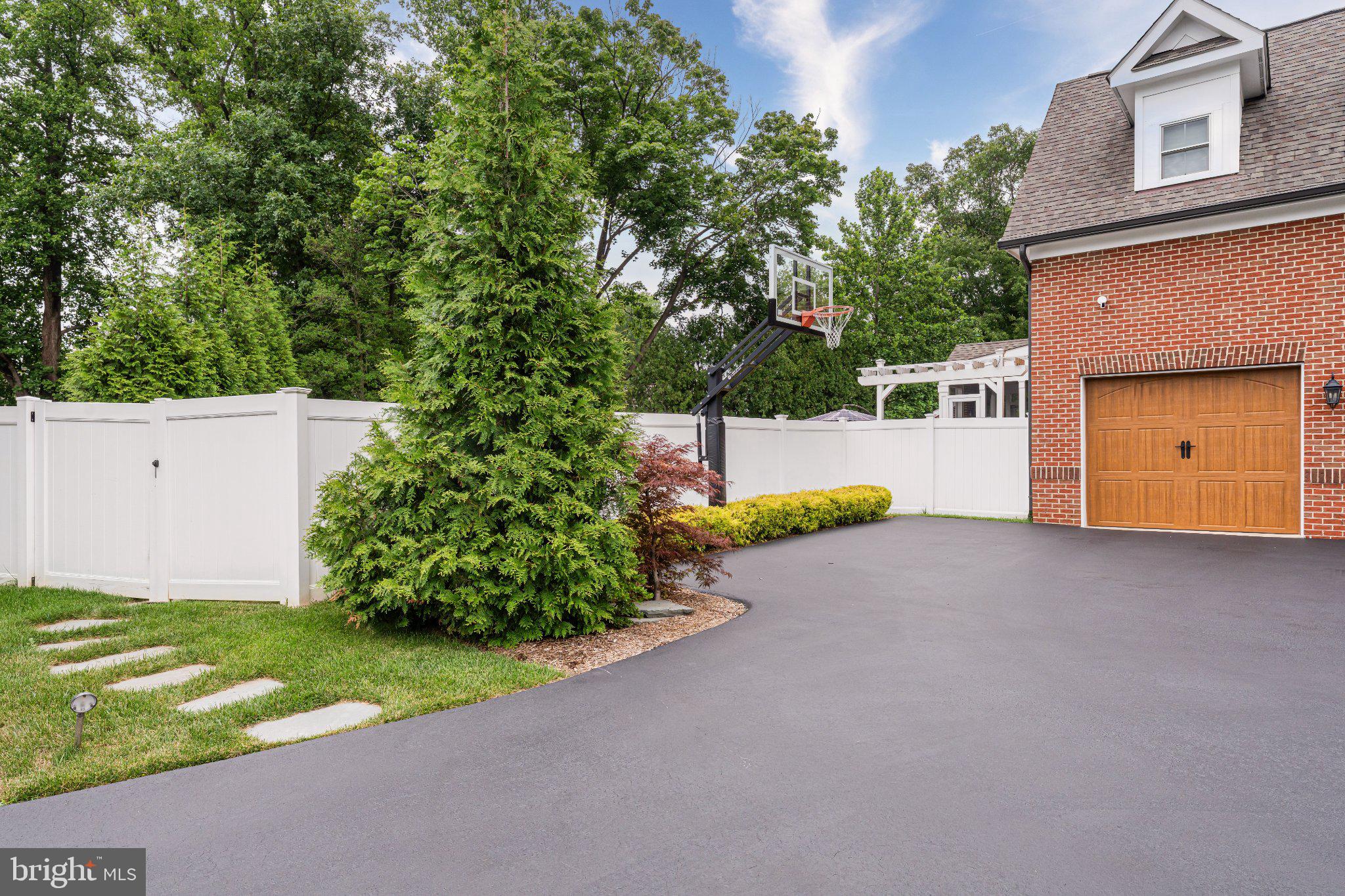 1515 BROOKHAVEN DRIVE