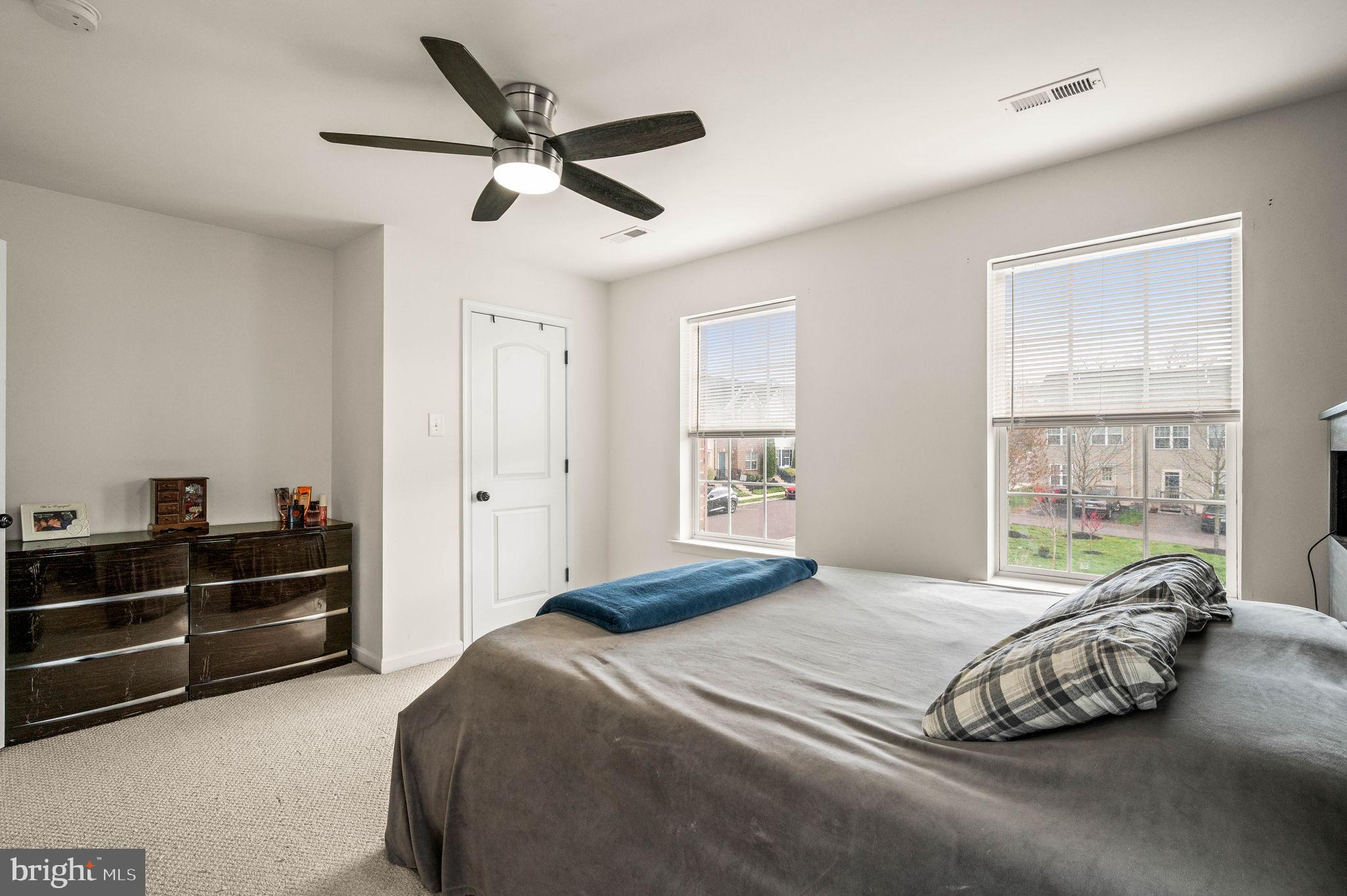 HANOVER SQUARE - Residential