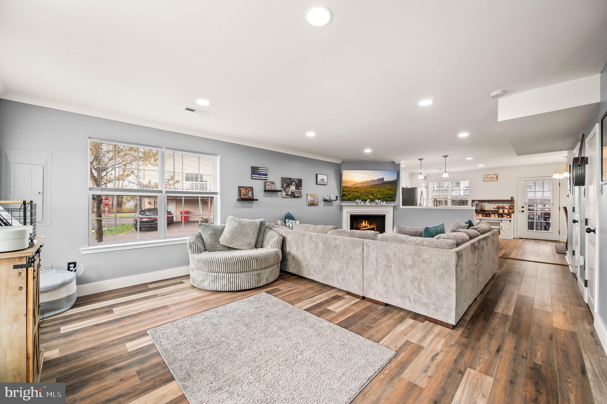 HANOVER SQUARE - Residential