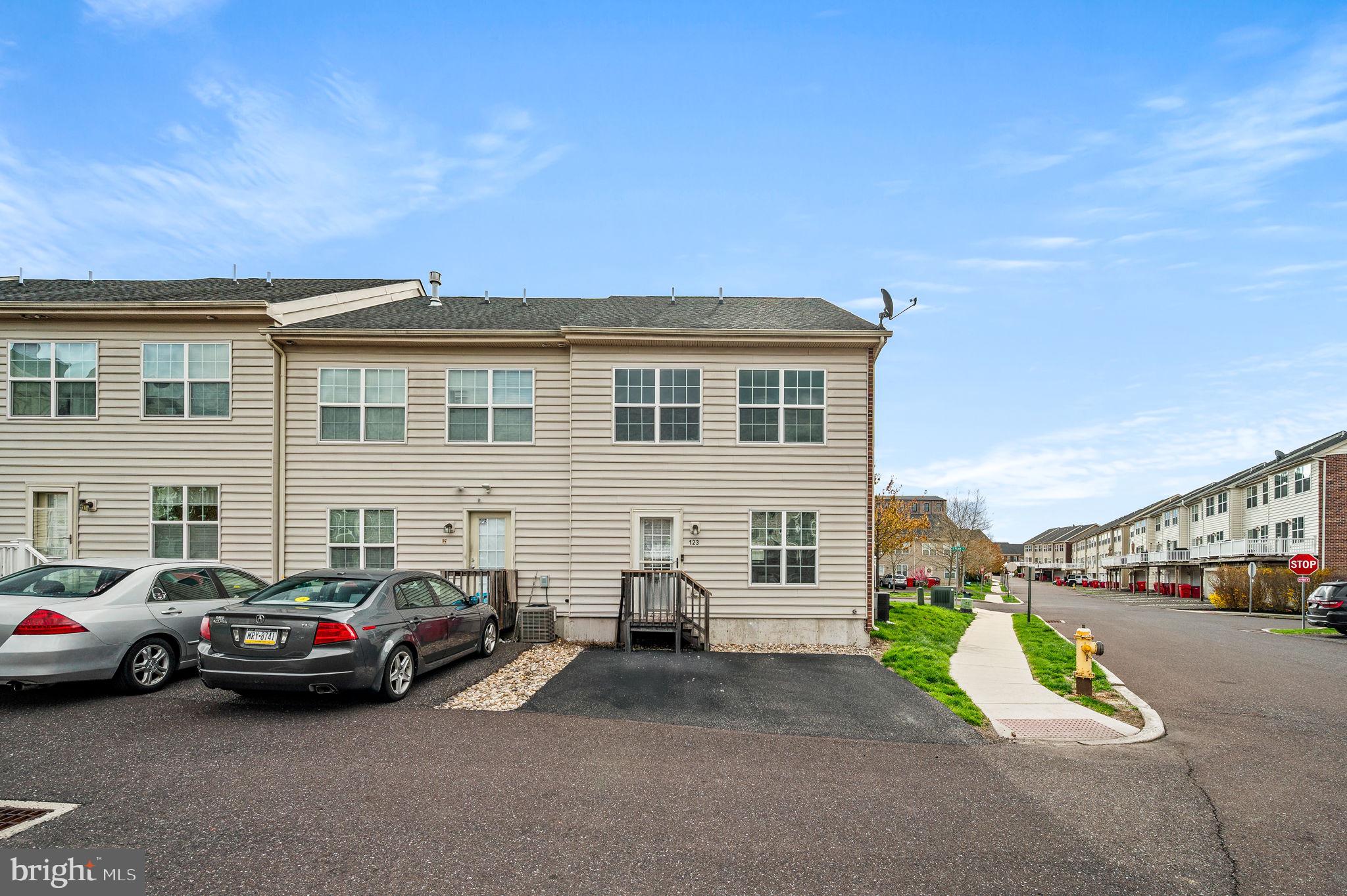 HANOVER SQUARE - Residential