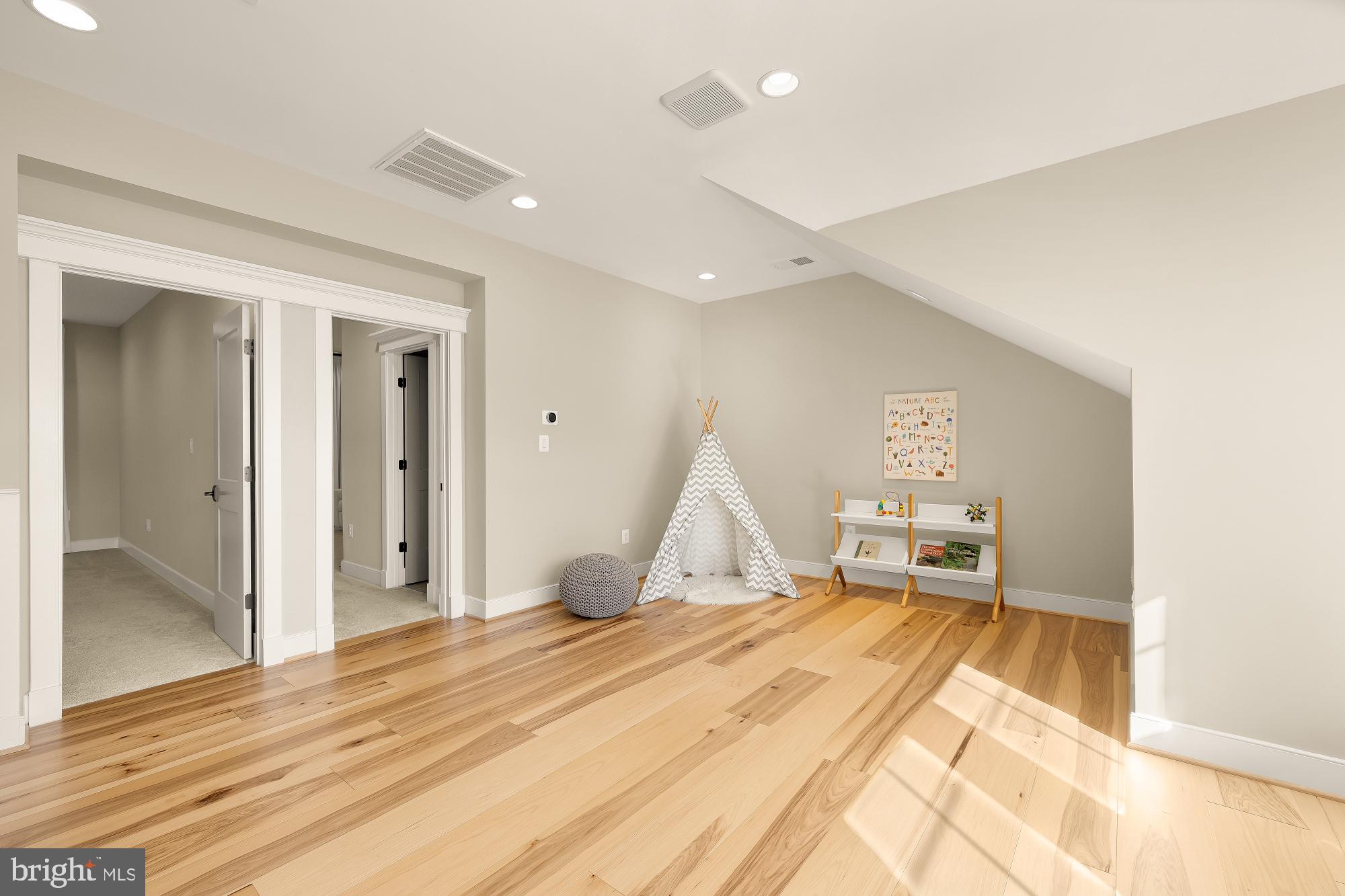 BRADDOCK WOODS - Residential