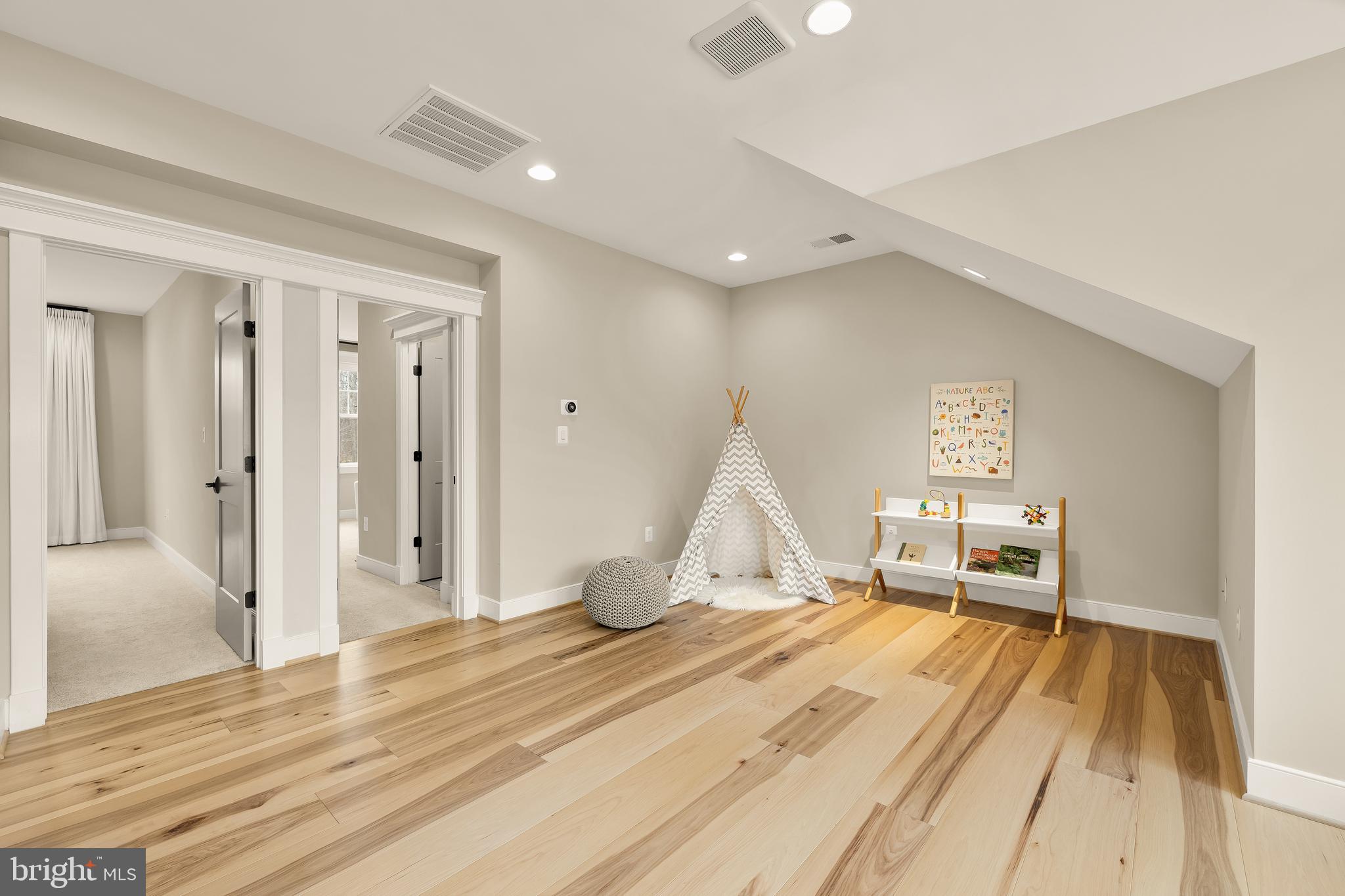 BRADDOCK WOODS - Residential