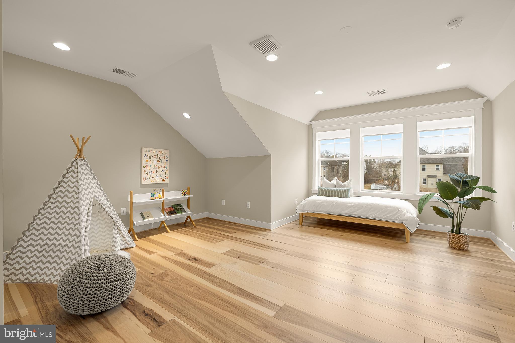 BRADDOCK WOODS - Residential