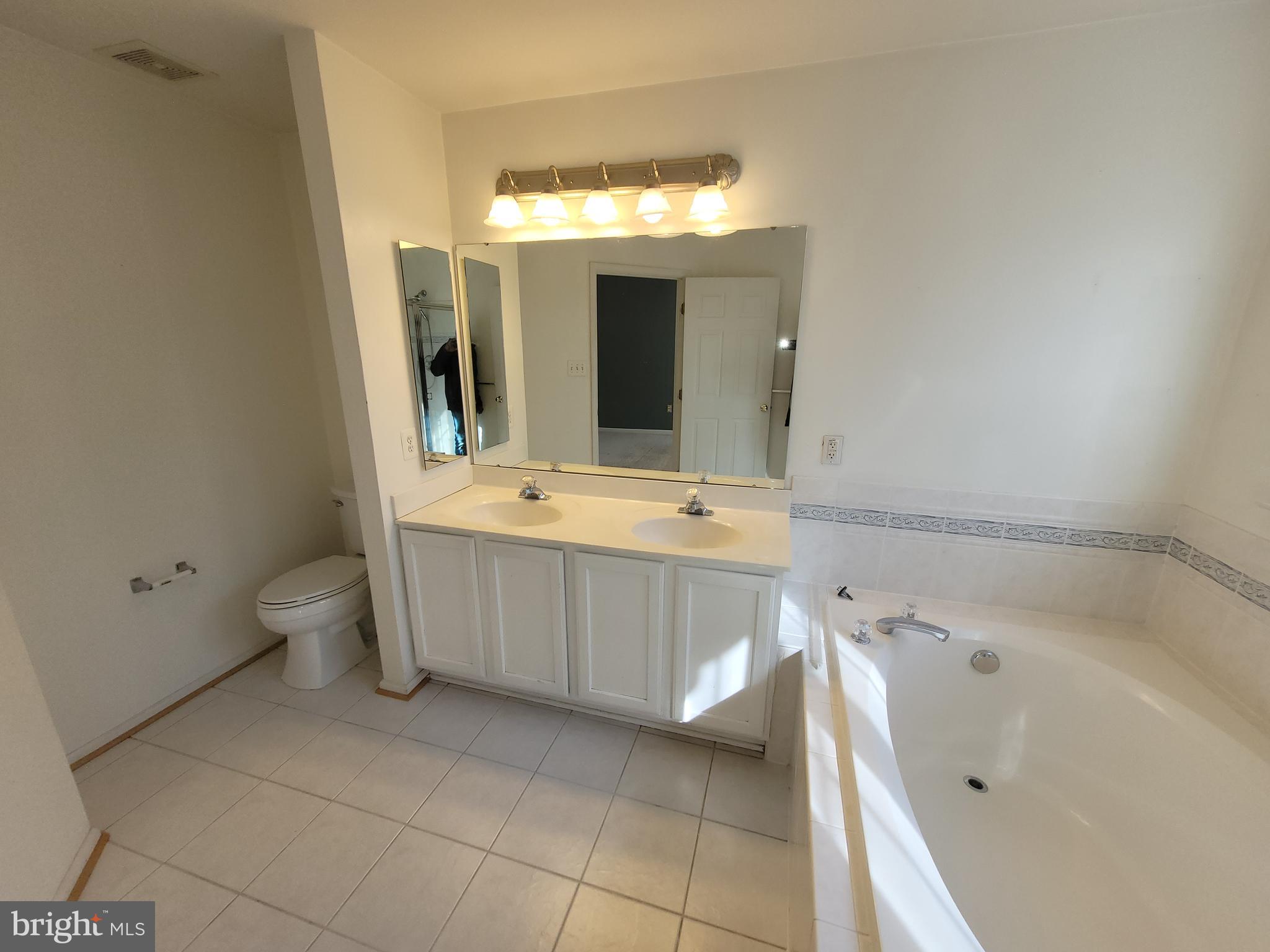 LANDOVER MEWS-PLAT FIVE> - Residential Lease