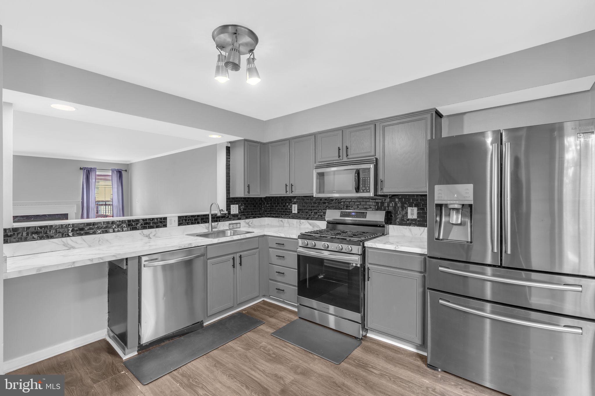 CROMWELL FOUNTAIN - Residential