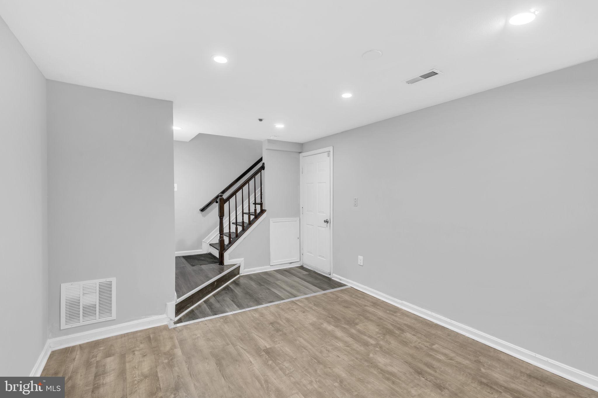 CROMWELL FOUNTAIN - Residential