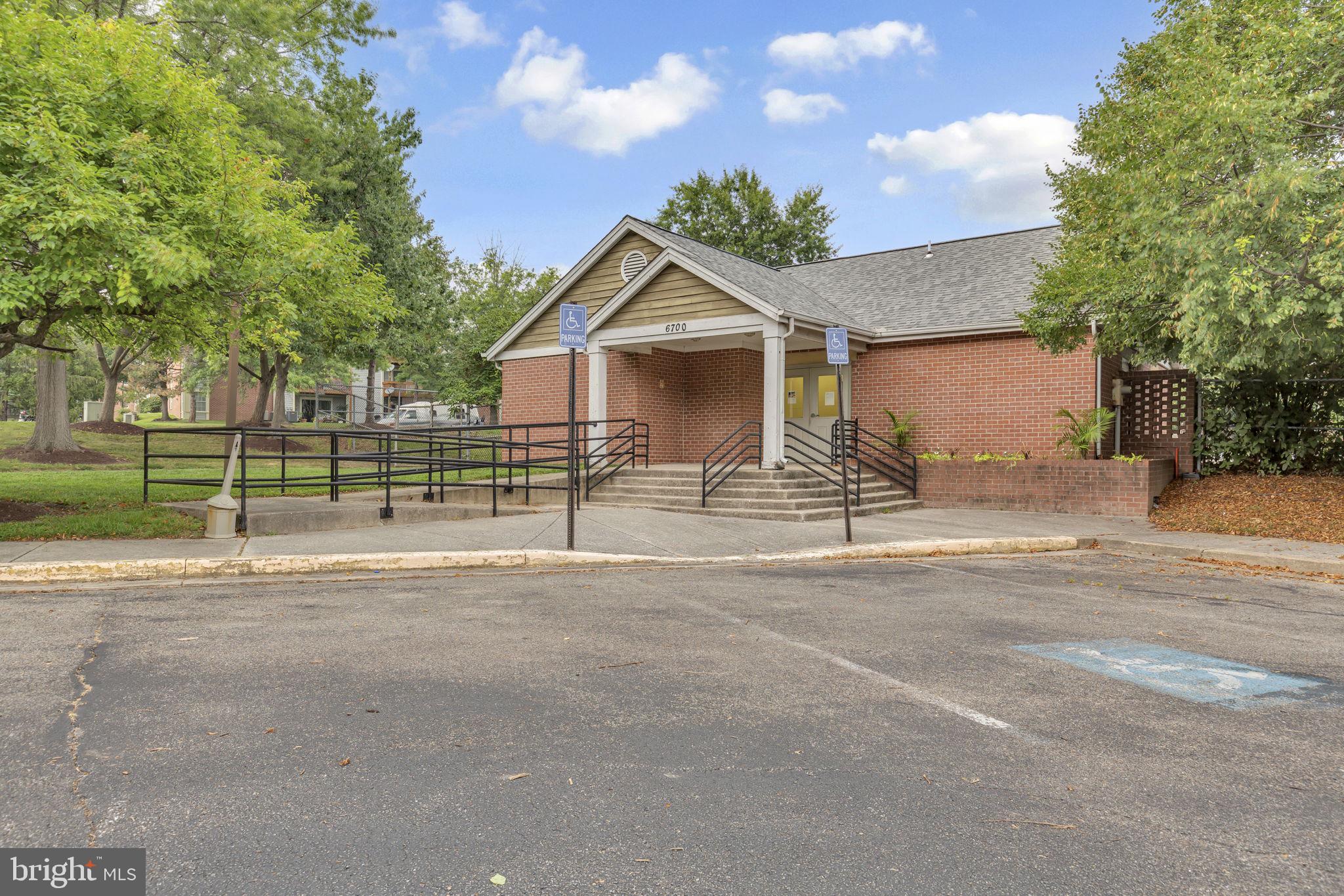CROMWELL FOUNTAIN - Residential