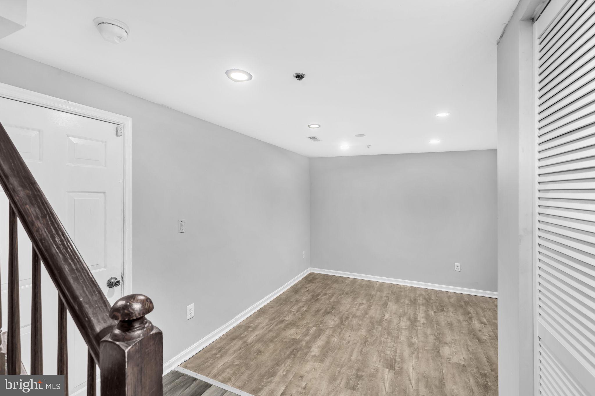 CROMWELL FOUNTAIN - Residential