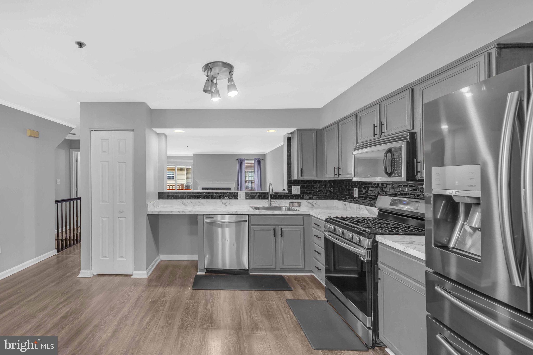 CROMWELL FOUNTAIN - Residential