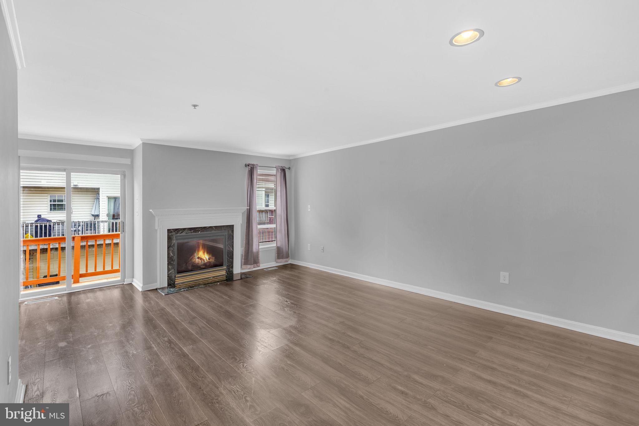 CROMWELL FOUNTAIN - Residential