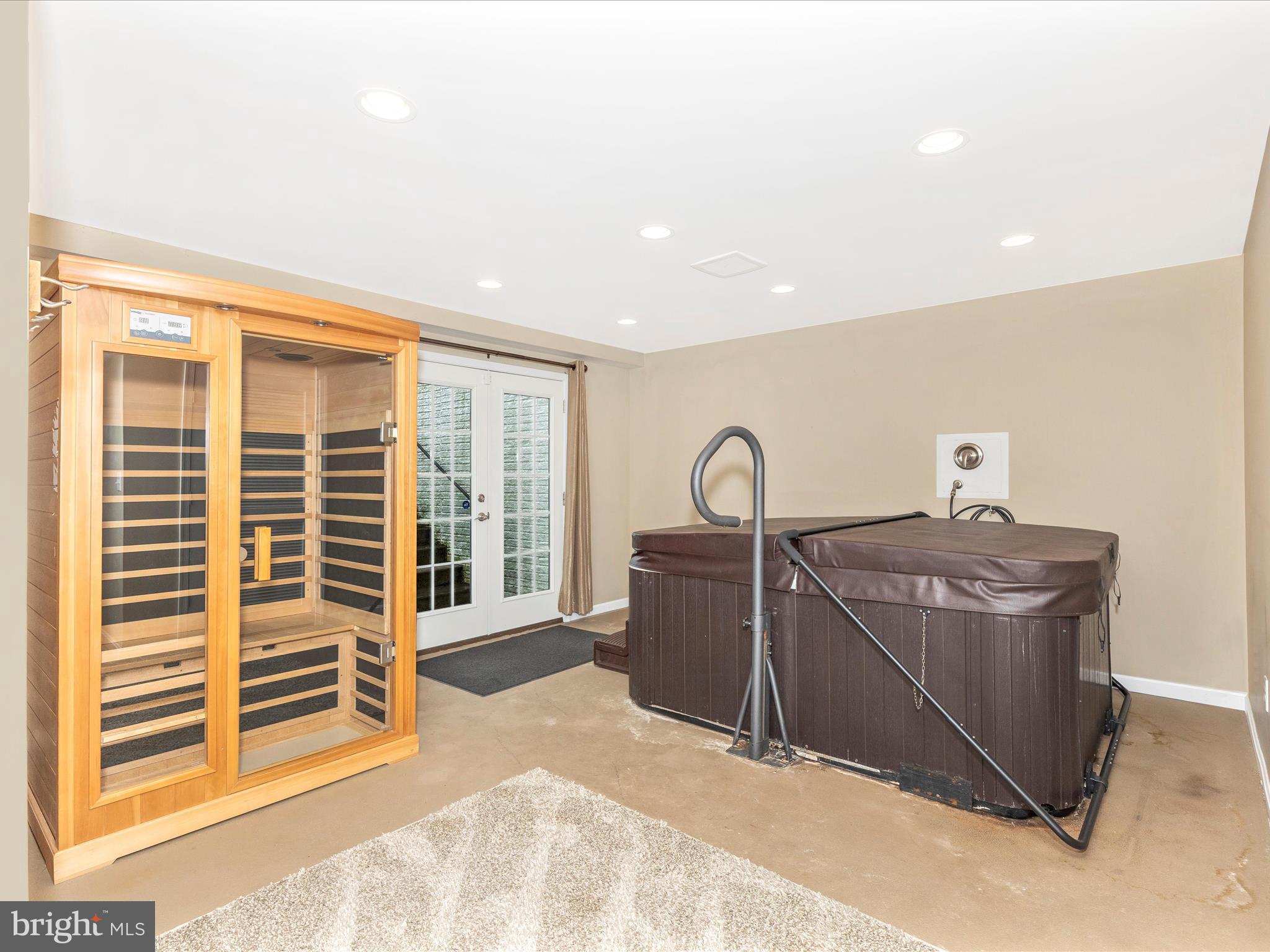 COLLEGIATE ACRES - Residential